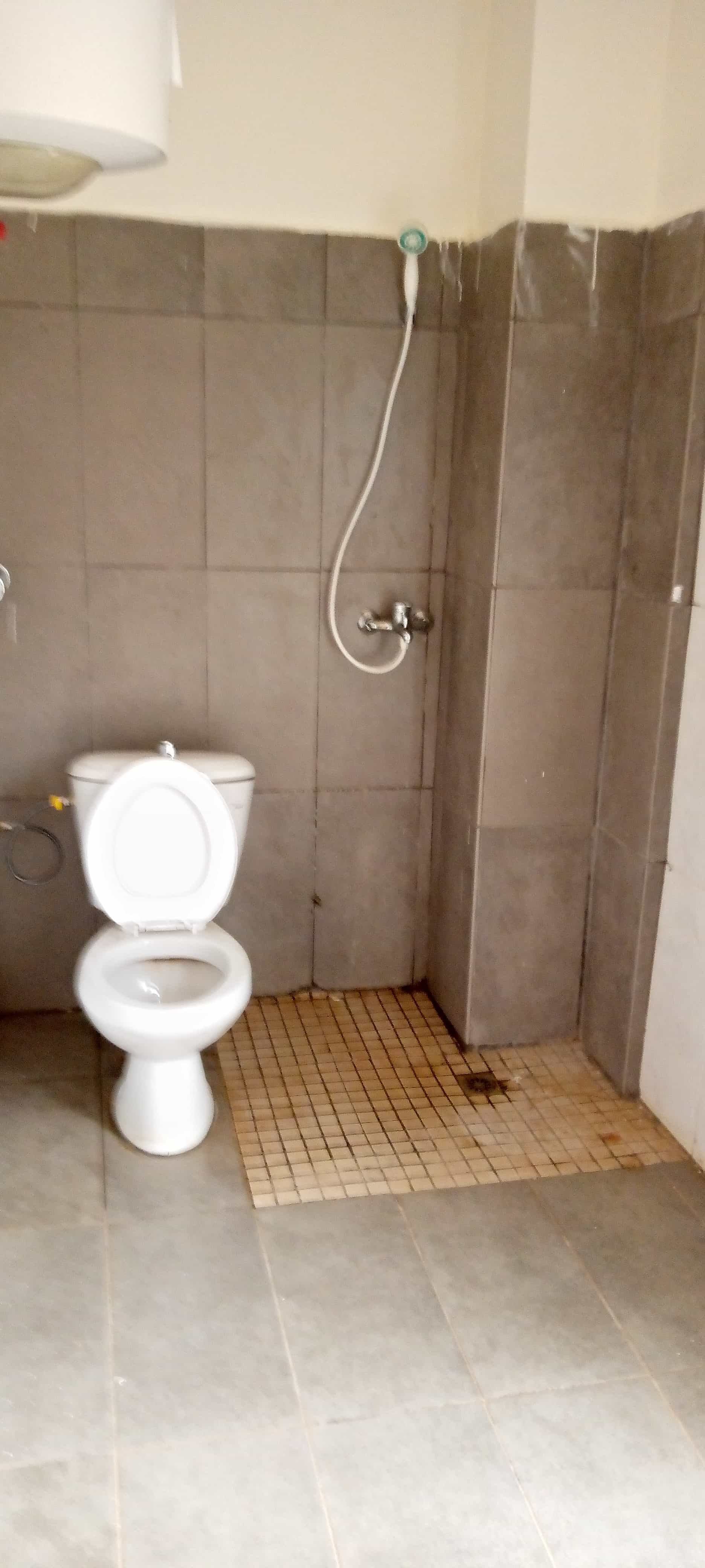 Apartment to rent - Yaoundé, Bastos, Bastos - 1 living room(s), 2 bedroom(s), 3 bathroom(s) - 350 000 FCFA / month