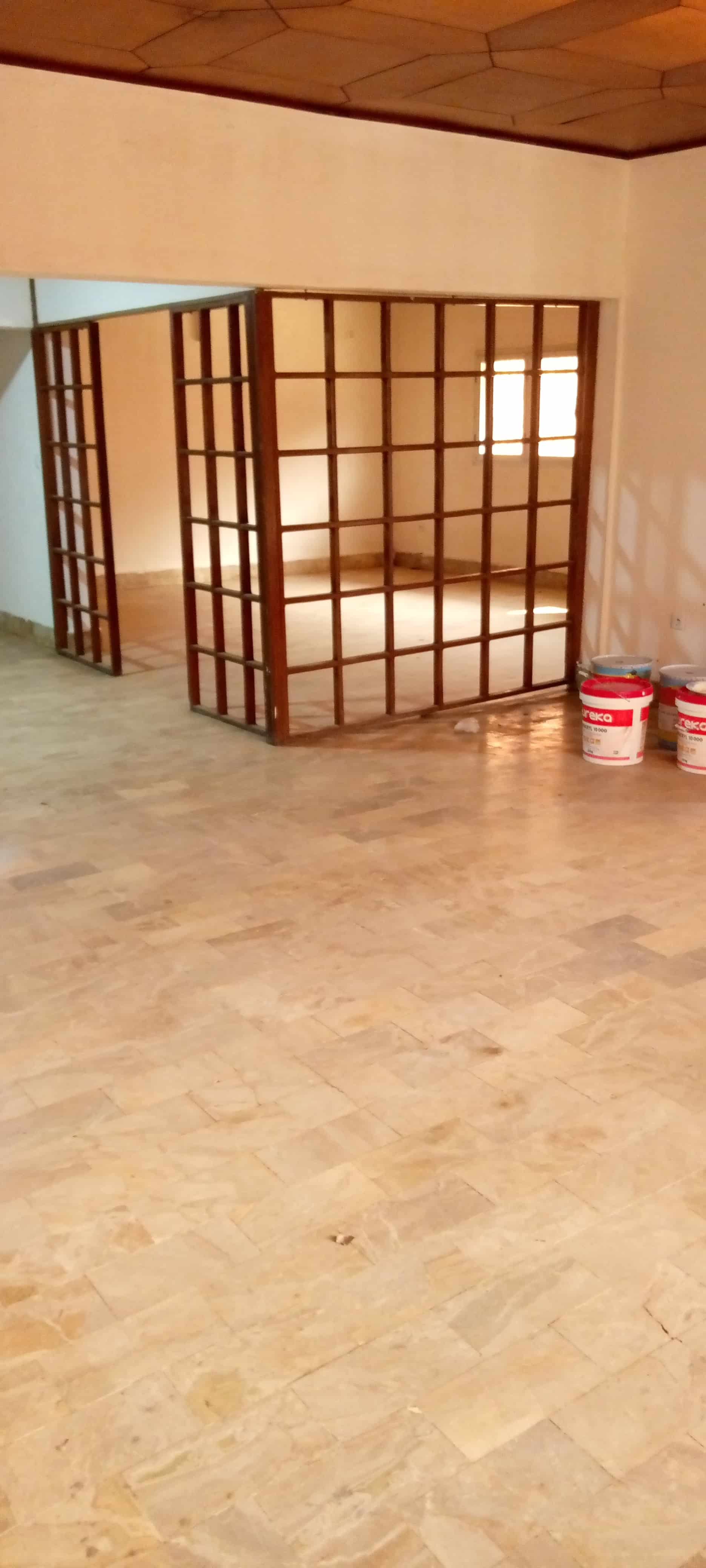 Office to rent at Yaoundé, Bastos, Pas loin du bliss - 700 m2 - 1 500 000 FCFA