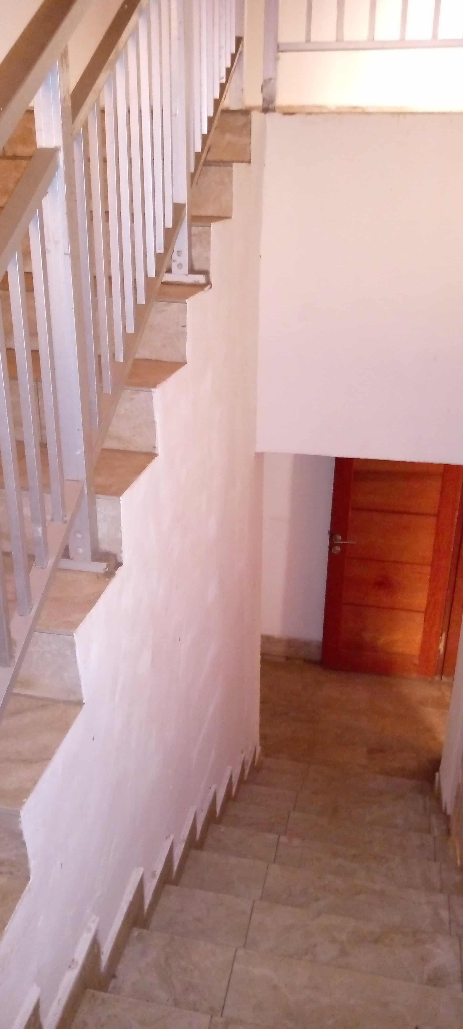 Office to rent at Yaoundé, Bastos, Pas loin du bliss - 700 m2 - 1 500 000 FCFA