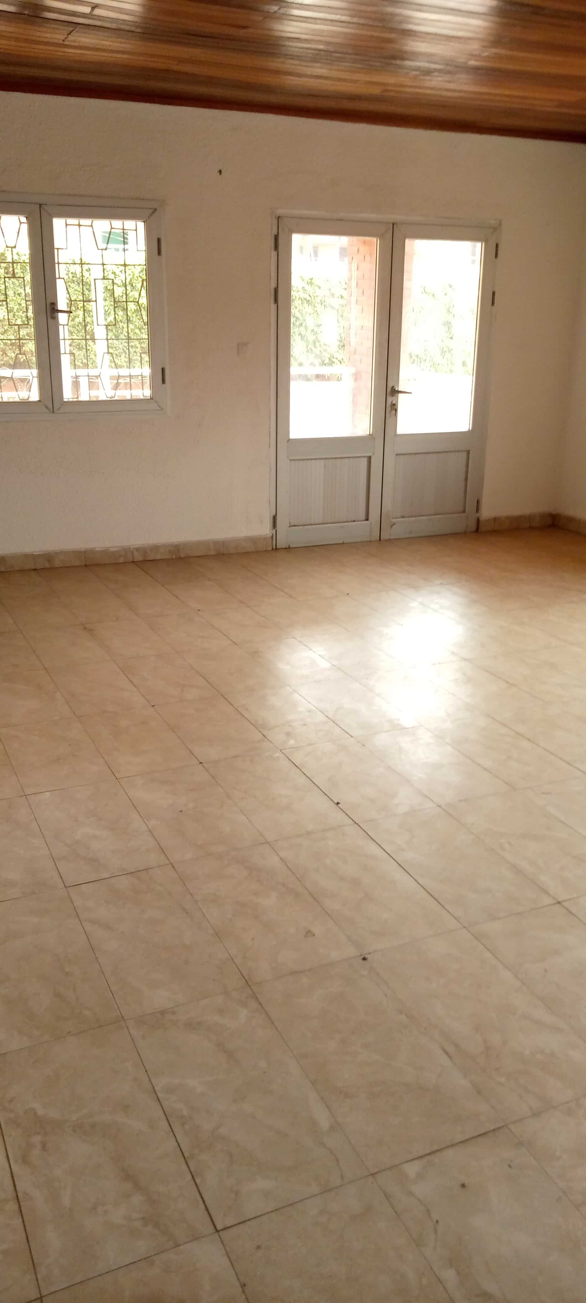 Office to rent at Yaoundé, Bastos, Pas loin du bliss - 700 m2 - 1 500 000 FCFA
