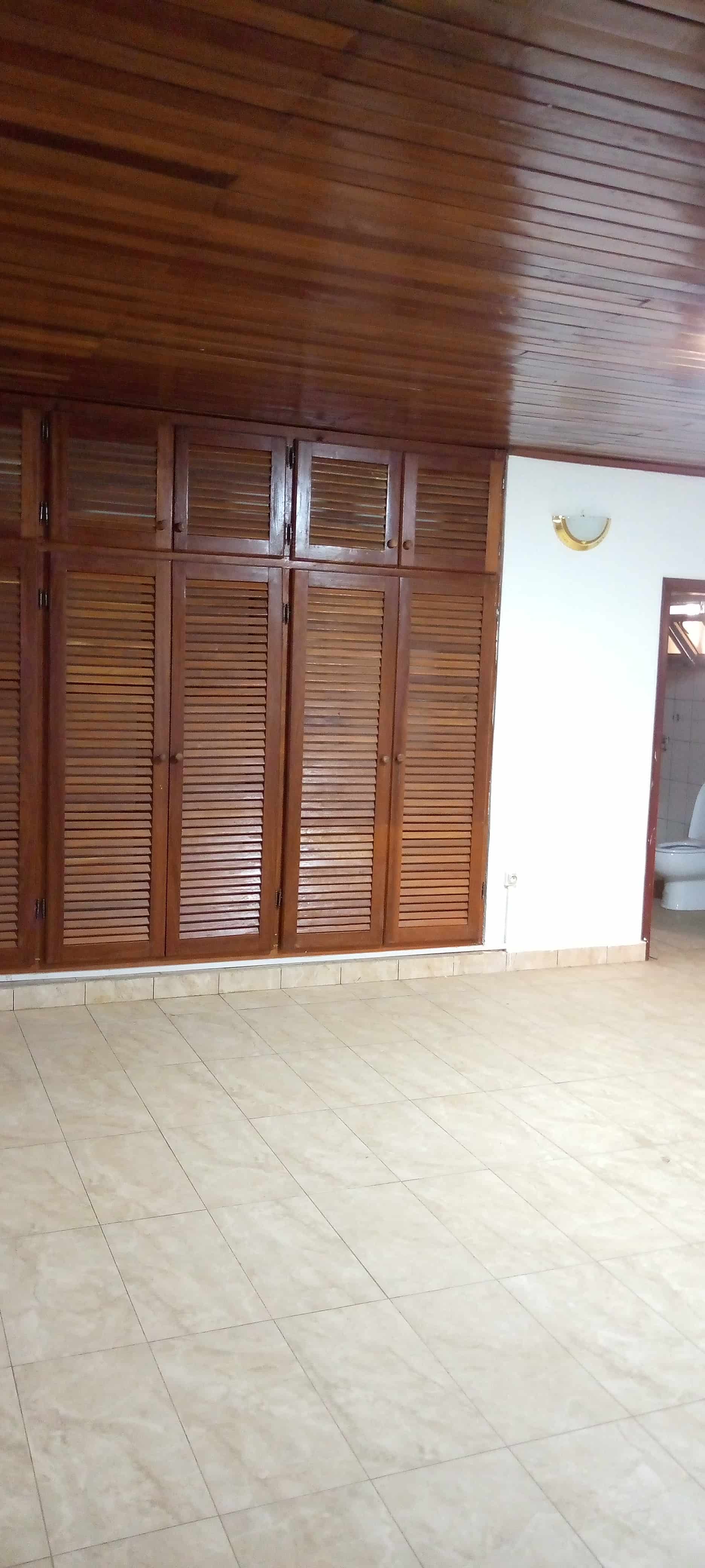 Office to rent at Yaoundé, Bastos, Pas loin du bliss - 700 m2 - 1 500 000 FCFA