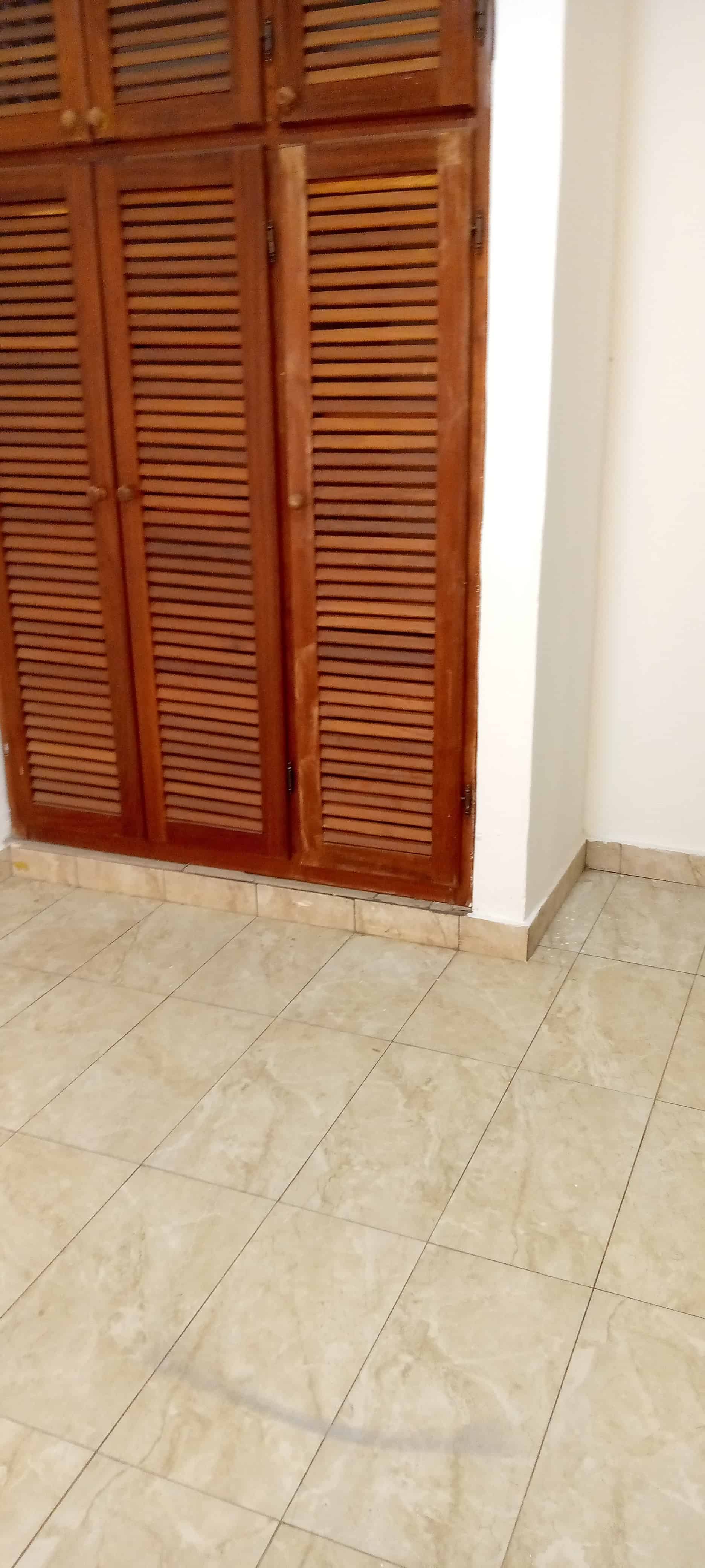 Office to rent at Yaoundé, Bastos, Pas loin du bliss - 700 m2 - 1 500 000 FCFA