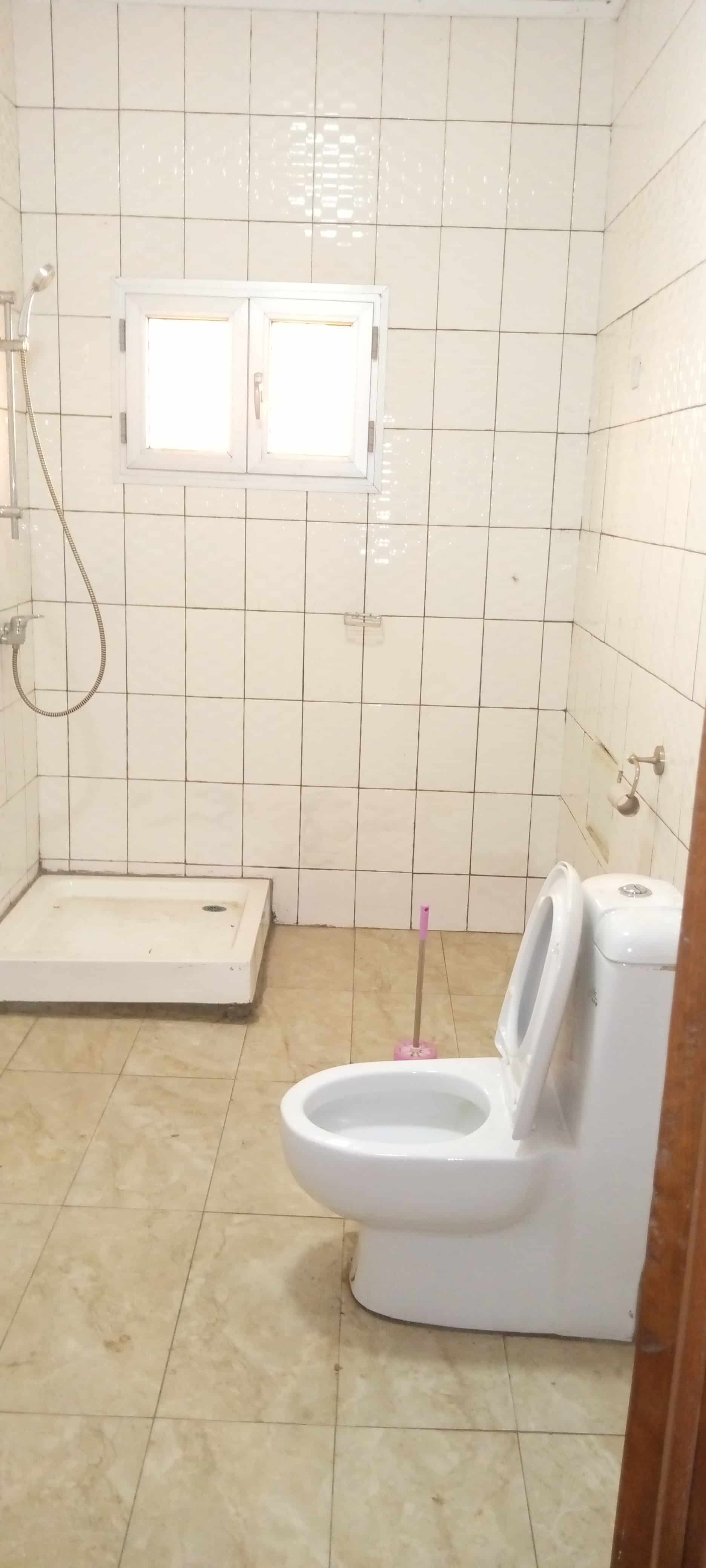 Office to rent at Yaoundé, Bastos, Pas loin du bliss - 700 m2 - 1 500 000 FCFA