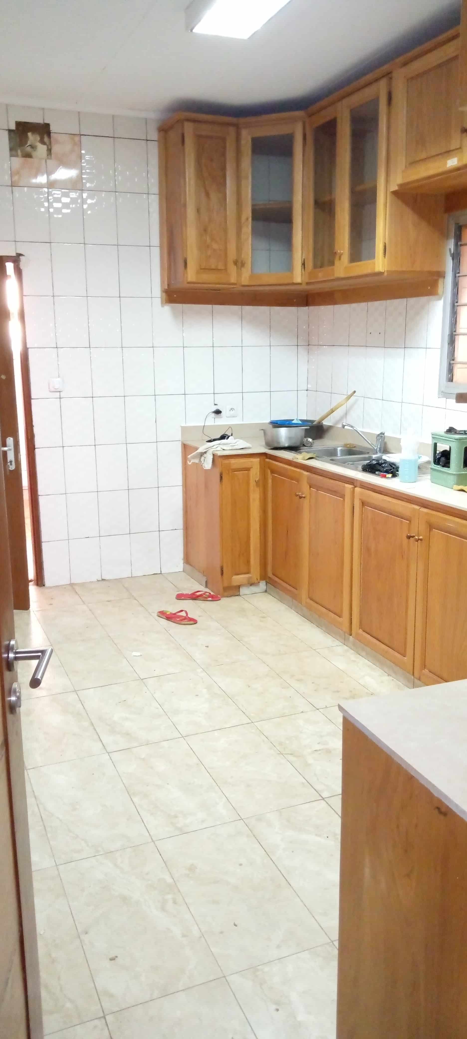 House (Duplex) to rent - Yaoundé, Bastos, Pas loin du bliss - 2 living room(s), 7 bedroom(s), 7 bathroom(s) - 1 500 000 FCFA / month