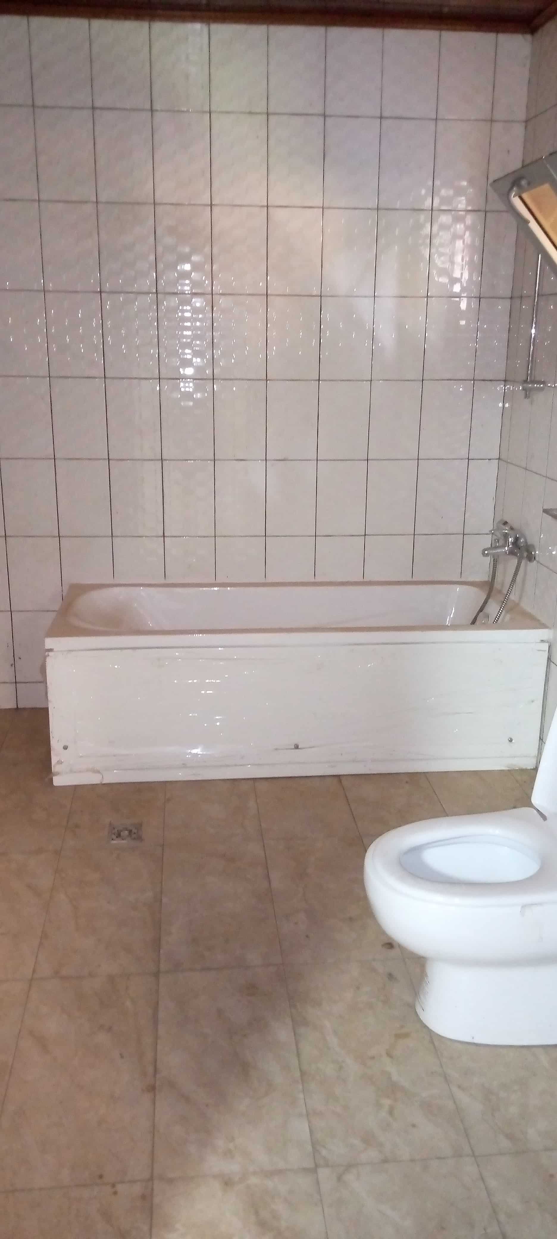 House (Duplex) to rent - Yaoundé, Bastos, Pas loin du bliss - 2 living room(s), 7 bedroom(s), 7 bathroom(s) - 1 500 000 FCFA / month