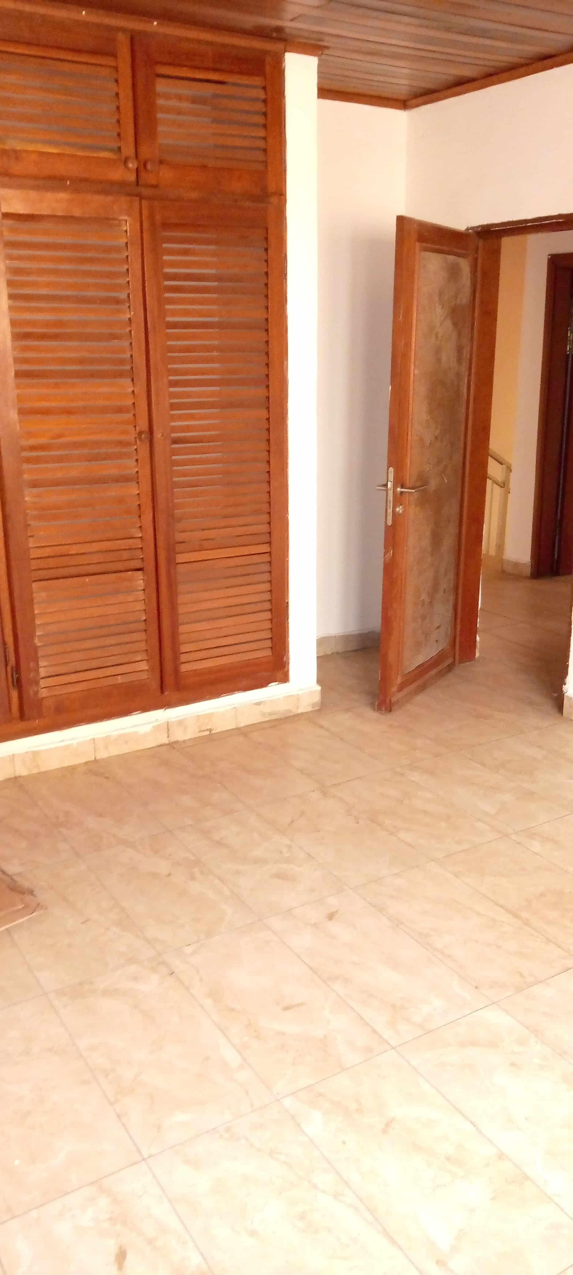 House (Duplex) to rent - Yaoundé, Bastos, Pas loin du bliss - 2 living room(s), 7 bedroom(s), 7 bathroom(s) - 1 500 000 FCFA / month