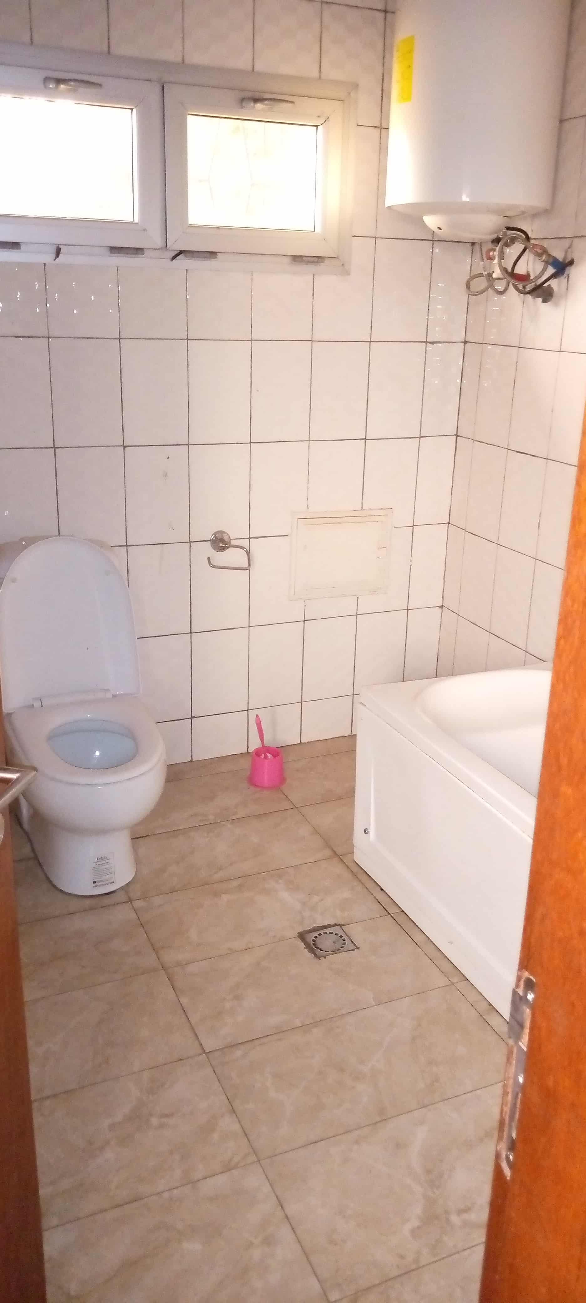 House (Duplex) to rent - Yaoundé, Bastos, Pas loin du bliss - 2 living room(s), 7 bedroom(s), 7 bathroom(s) - 1 500 000 FCFA / month