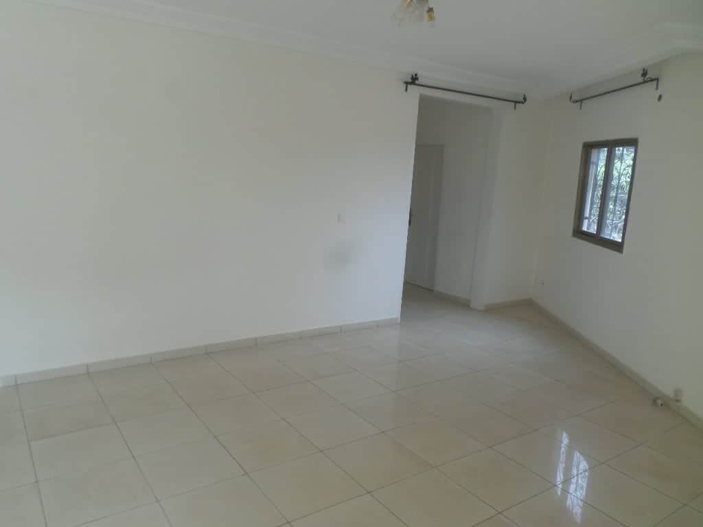 Apartment to rent - Yaoundé, Bastos, Pa loin du rond point - 1 living room(s), 1 bedroom(s), 1 bathroom(s) - 200 000 FCFA / month