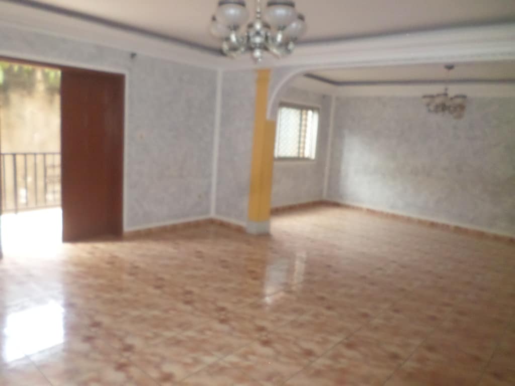 Apartment to rent - Yaoundé, Bastos, Pas loin de nouvelle route - 1 living room(s), 3 bedroom(s), 3 bathroom(s) - 400 000 FCFA / month