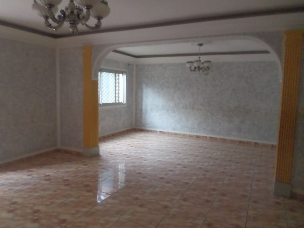 Apartment to rent - Yaoundé, Bastos, Pas loin de nouvelle route - 1 living room(s), 3 bedroom(s), 3 bathroom(s) - 400 000 FCFA / month
