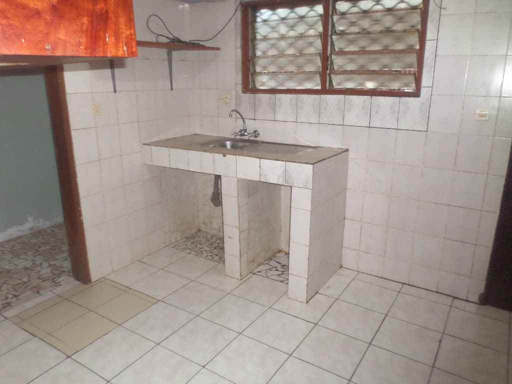 Apartment to rent - Yaoundé, Bastos, Pas loin de nouvelle route - 1 living room(s), 3 bedroom(s), 3 bathroom(s) - 400 000 FCFA / month