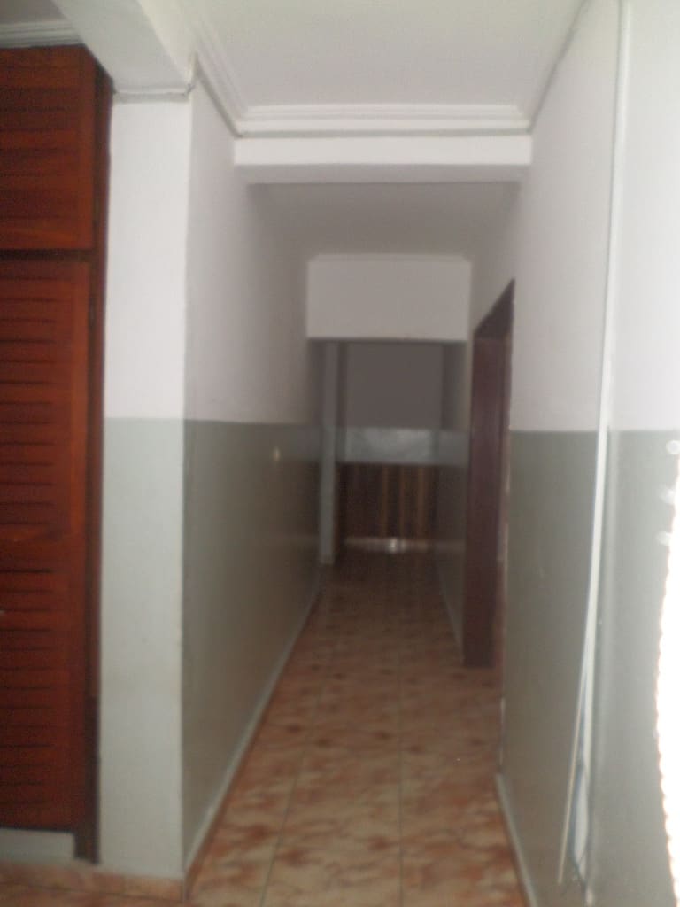 Apartment to rent - Yaoundé, Bastos, Pas loin de nouvelle route - 1 living room(s), 3 bedroom(s), 3 bathroom(s) - 400 000 FCFA / month
