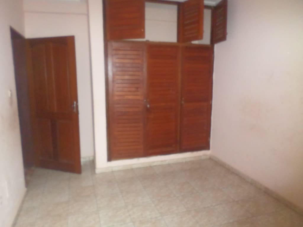 Apartment to rent - Yaoundé, Bastos, Pas loin de nouvelle route - 1 living room(s), 3 bedroom(s), 3 bathroom(s) - 400 000 FCFA / month