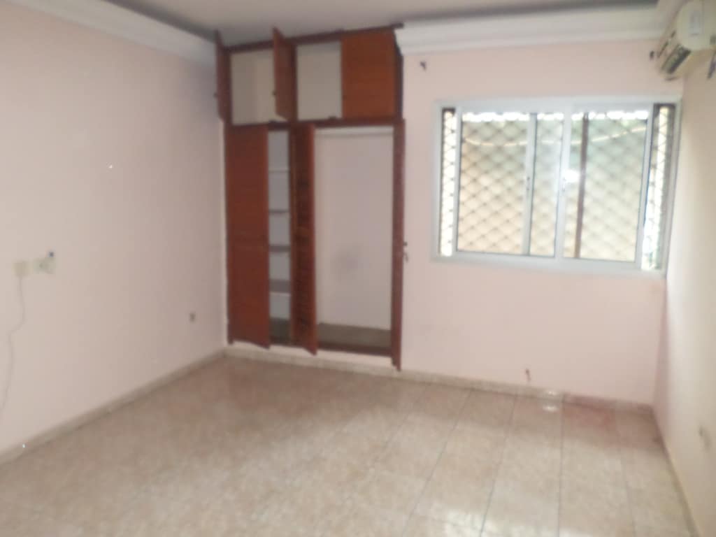 Apartment to rent - Yaoundé, Bastos, Pas loin de nouvelle route - 1 living room(s), 3 bedroom(s), 3 bathroom(s) - 400 000 FCFA / month