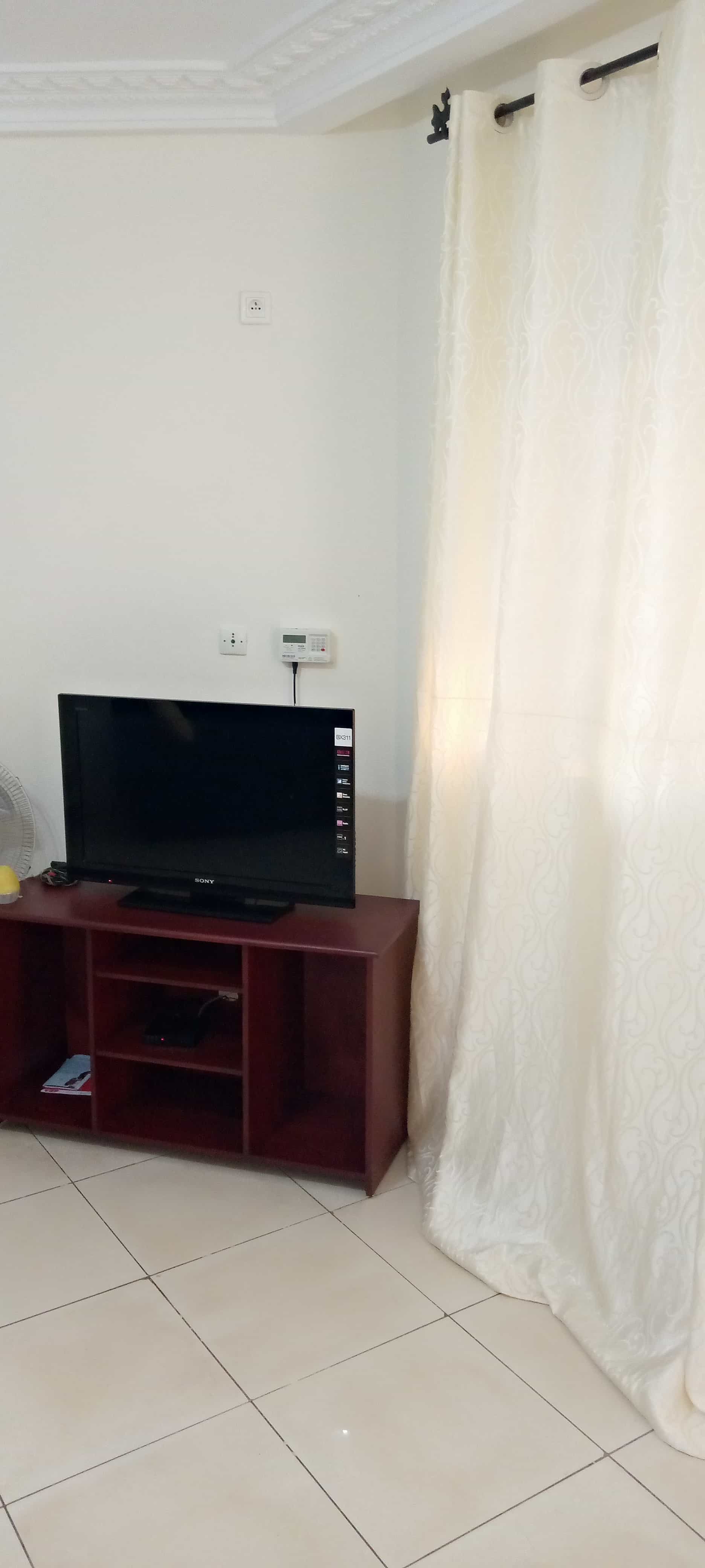 Apartment to rent - Yaoundé, Bastos, Pas loin du rond point - 1 living room(s), 1 bedroom(s), 1 bathroom(s) - 600 000 FCFA / month
