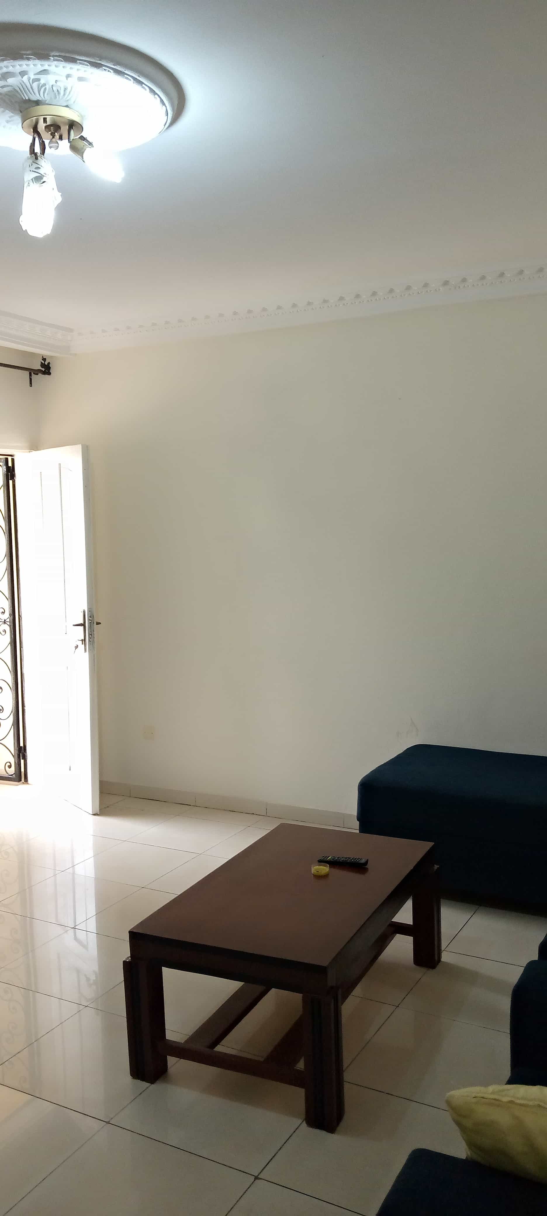 Apartment to rent - Yaoundé, Bastos, Pas loin du rond point - 1 living room(s), 1 bedroom(s), 1 bathroom(s) - 600 000 FCFA / month