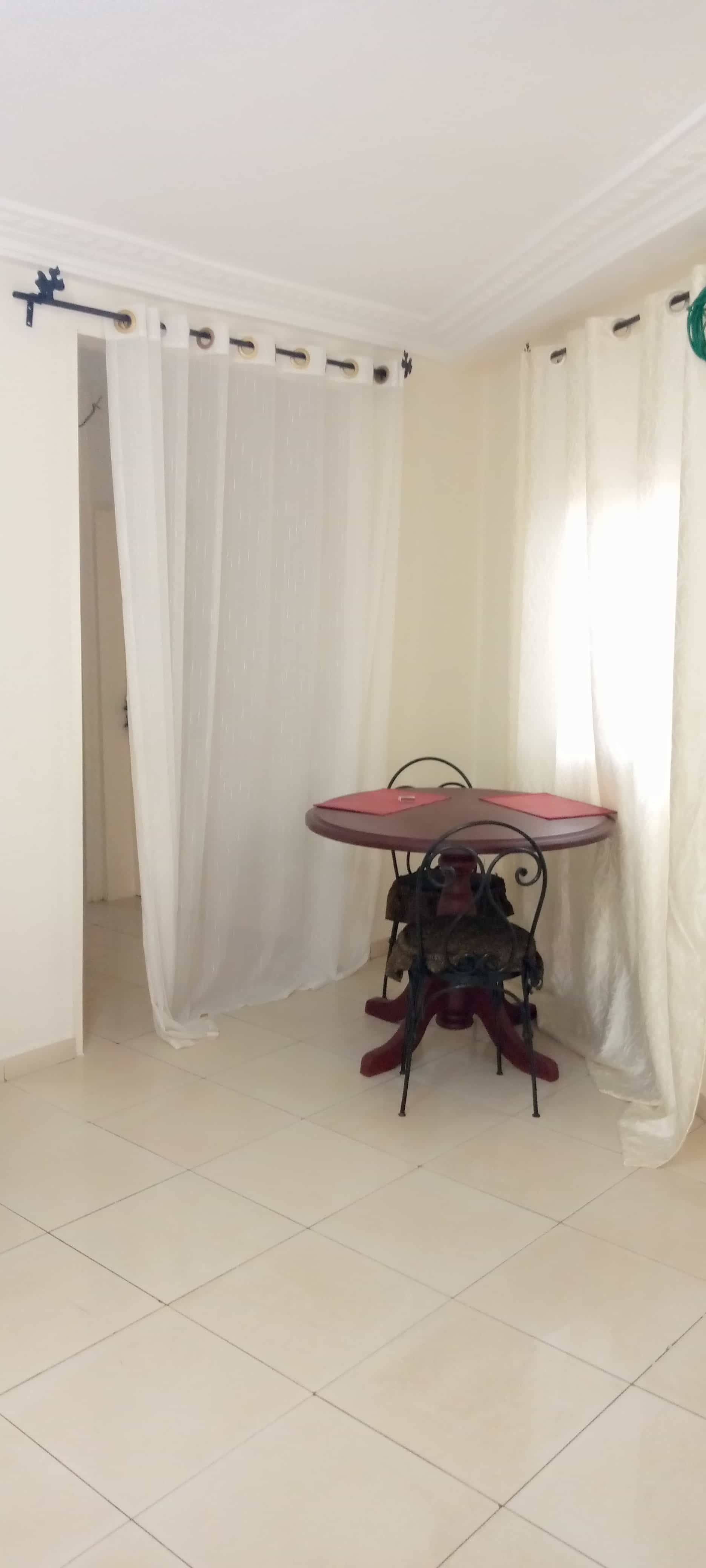 Apartment to rent - Yaoundé, Bastos, Pas loin du rond point - 1 living room(s), 1 bedroom(s), 1 bathroom(s) - 600 000 FCFA / month