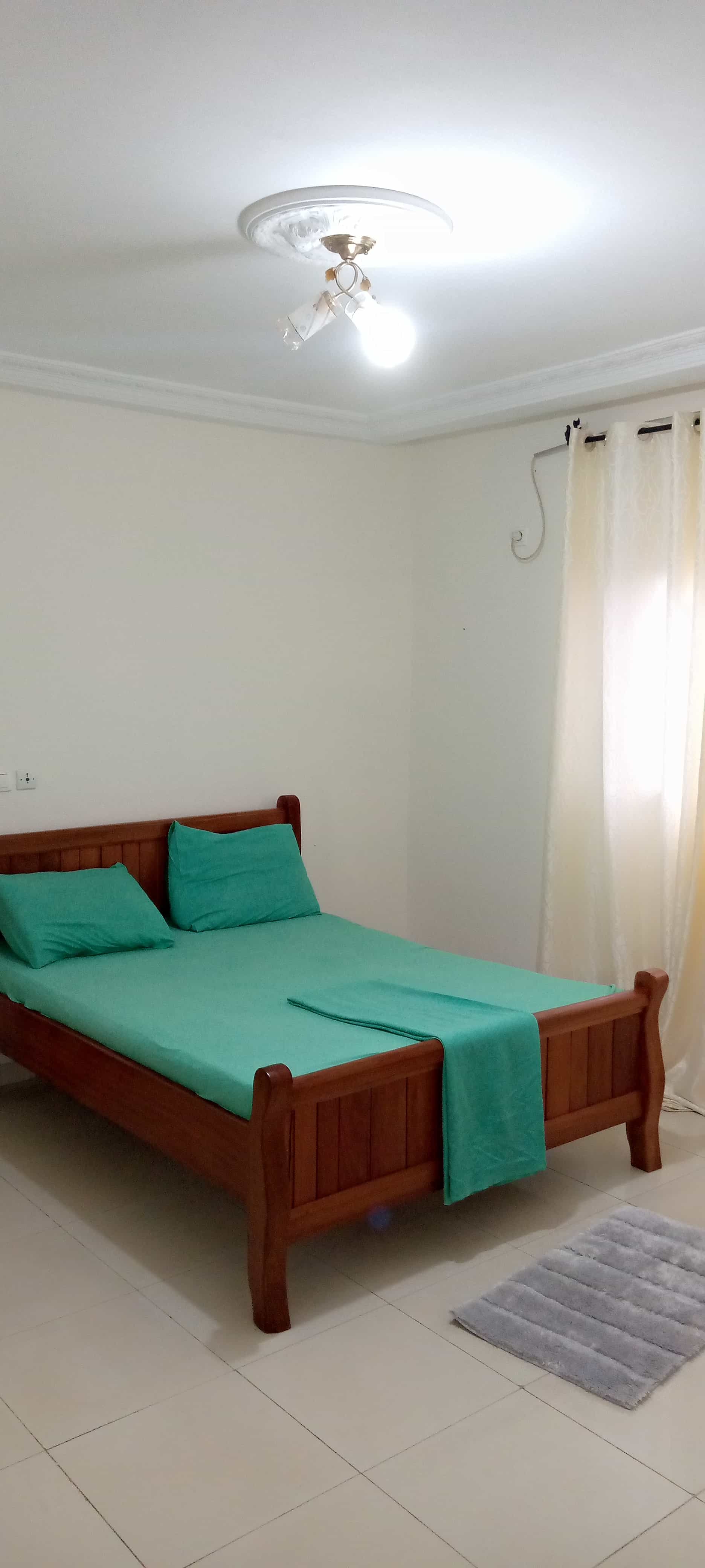 Apartment to rent - Yaoundé, Bastos, Pas loin du rond point - 1 living room(s), 1 bedroom(s), 1 bathroom(s) - 600 000 FCFA / month