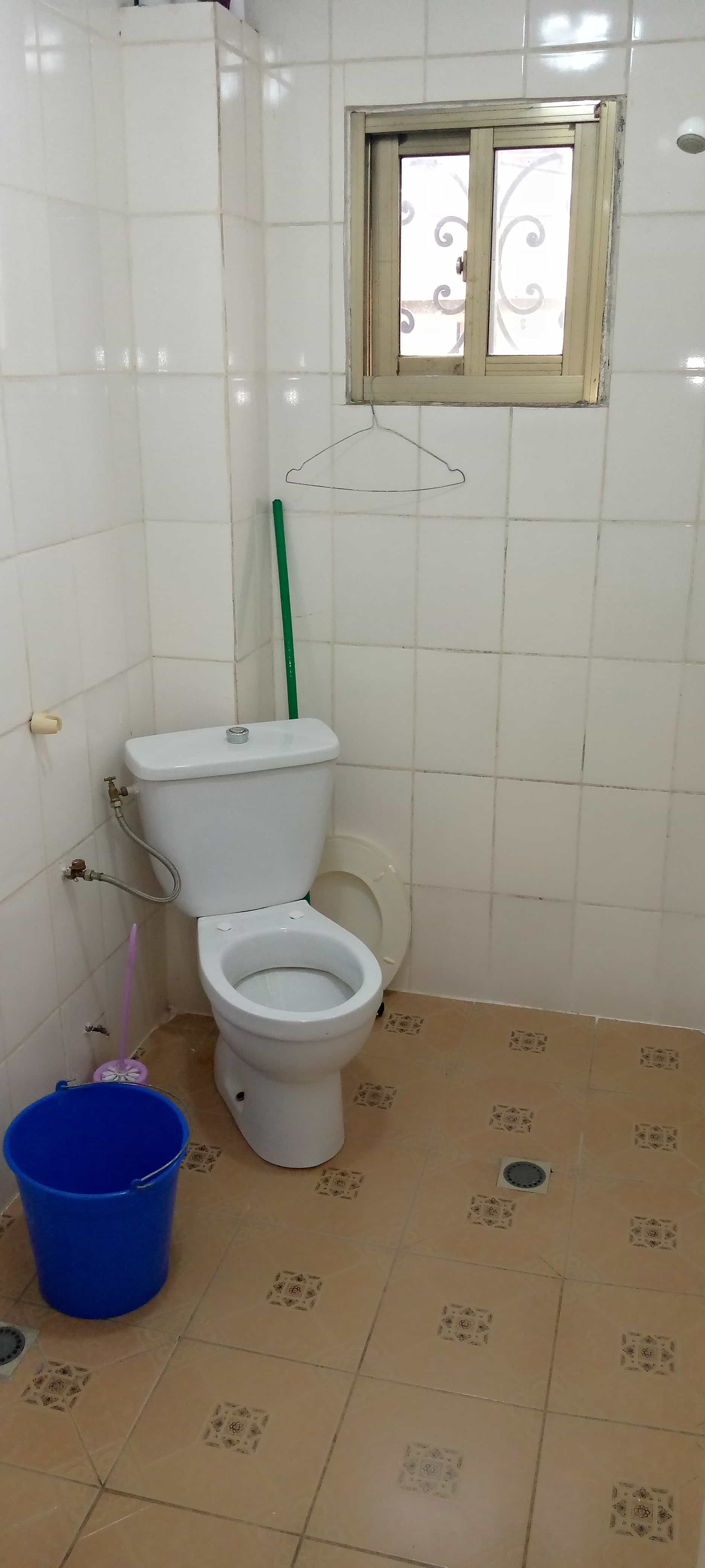 Apartment to rent - Yaoundé, Bastos, Pas loin du rond point - 1 living room(s), 1 bedroom(s), 1 bathroom(s) - 600 000 FCFA / month