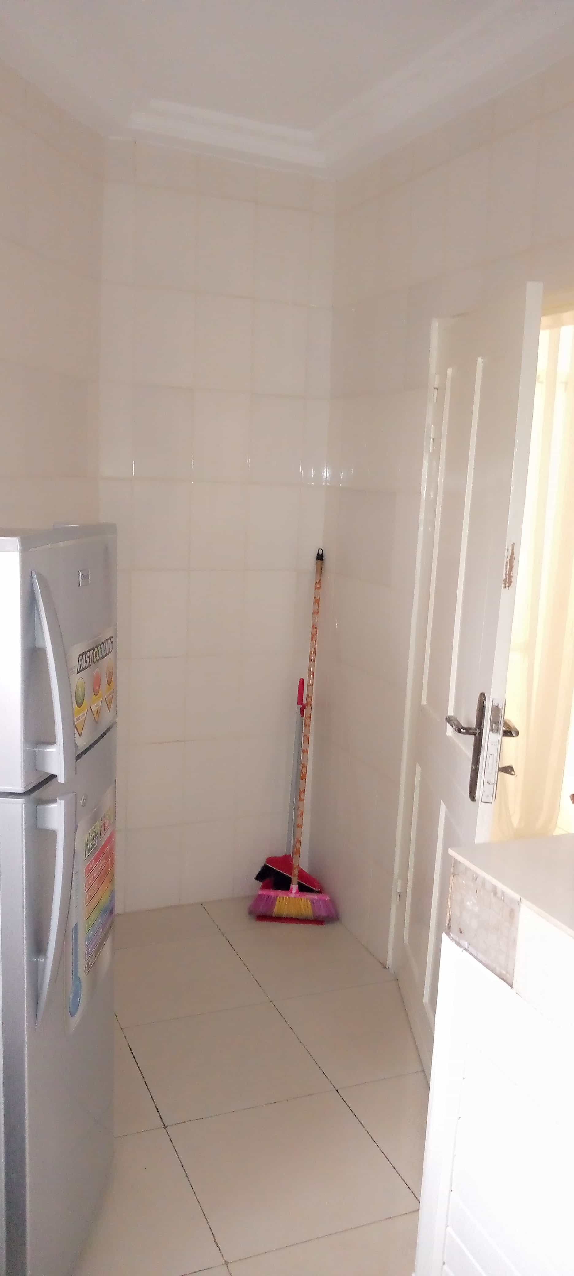 Apartment to rent - Yaoundé, Bastos, Pas loin du rond point - 1 living room(s), 1 bedroom(s), 1 bathroom(s) - 600 000 FCFA / month