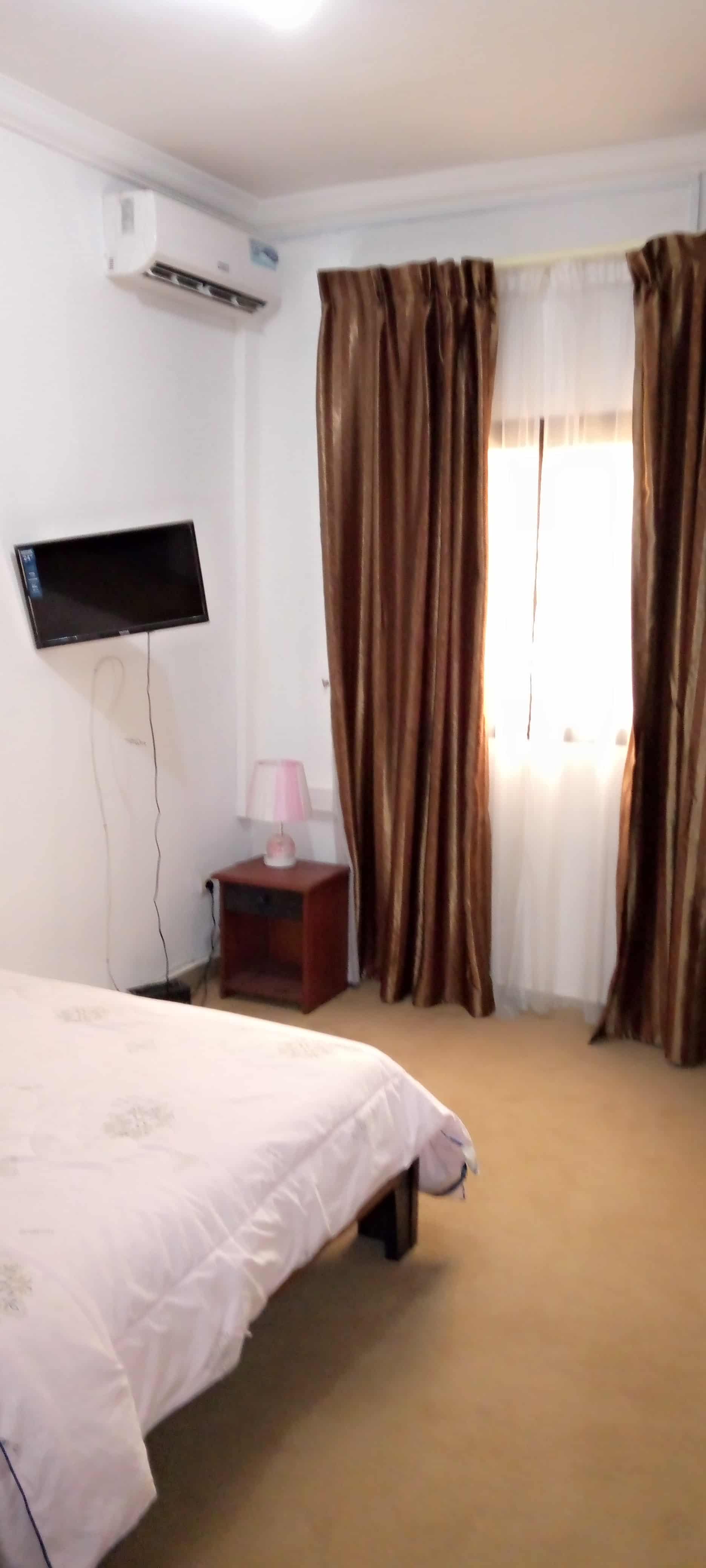 Apartment to rent - Yaoundé, Bastos, Pas loin de meka - 1 living room(s), 2 bedroom(s), 3 bathroom(s) - 1 200 000 FCFA / month