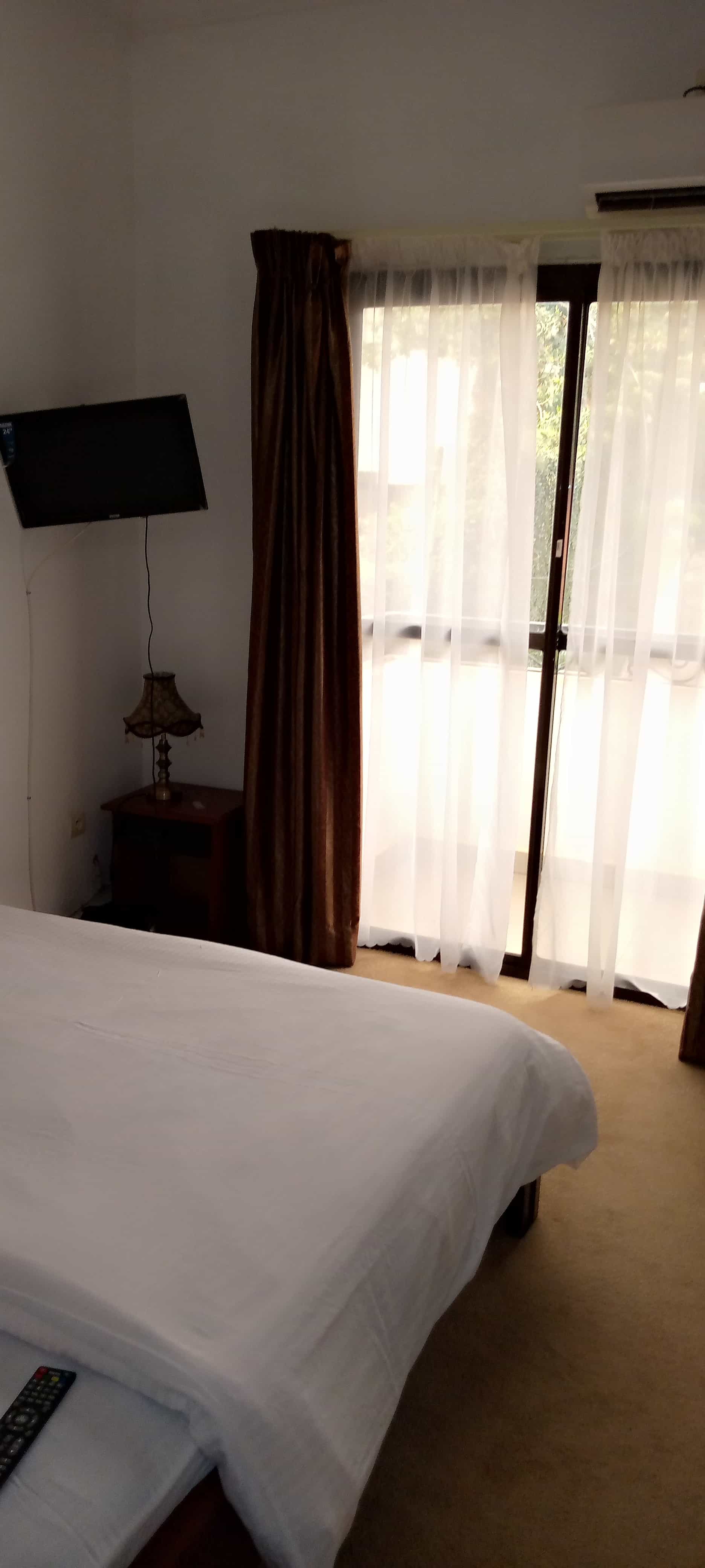 Apartment to rent - Yaoundé, Bastos, Pas loin de meka - 1 living room(s), 2 bedroom(s), 3 bathroom(s) - 1 200 000 FCFA / month