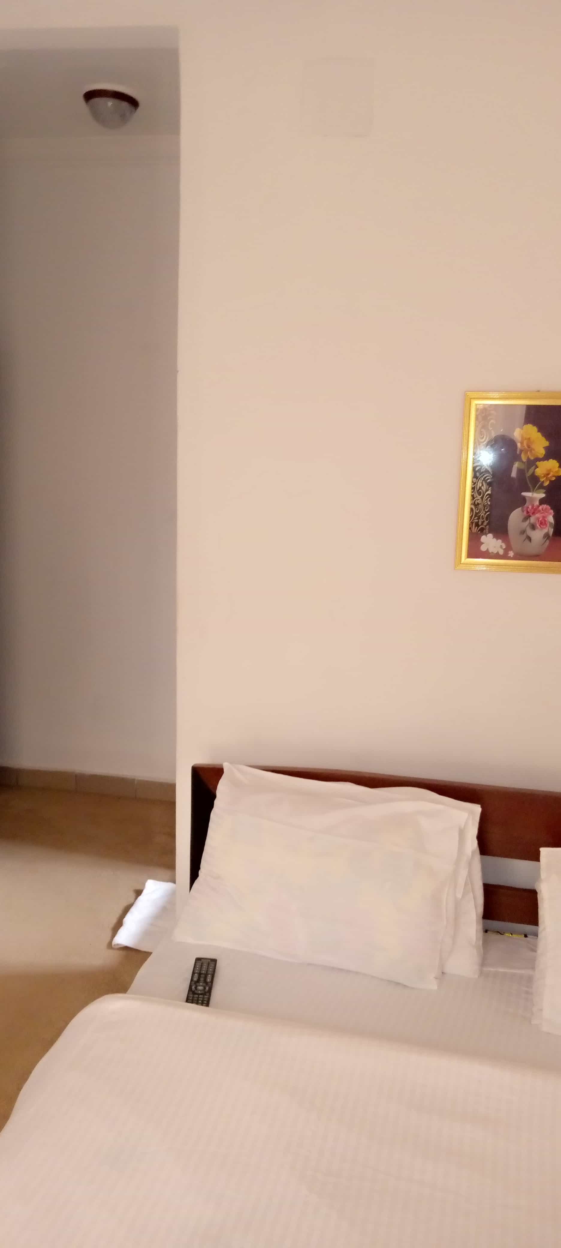 Apartment to rent - Yaoundé, Bastos, Pas loin de meka - 1 living room(s), 2 bedroom(s), 3 bathroom(s) - 1 200 000 FCFA / month