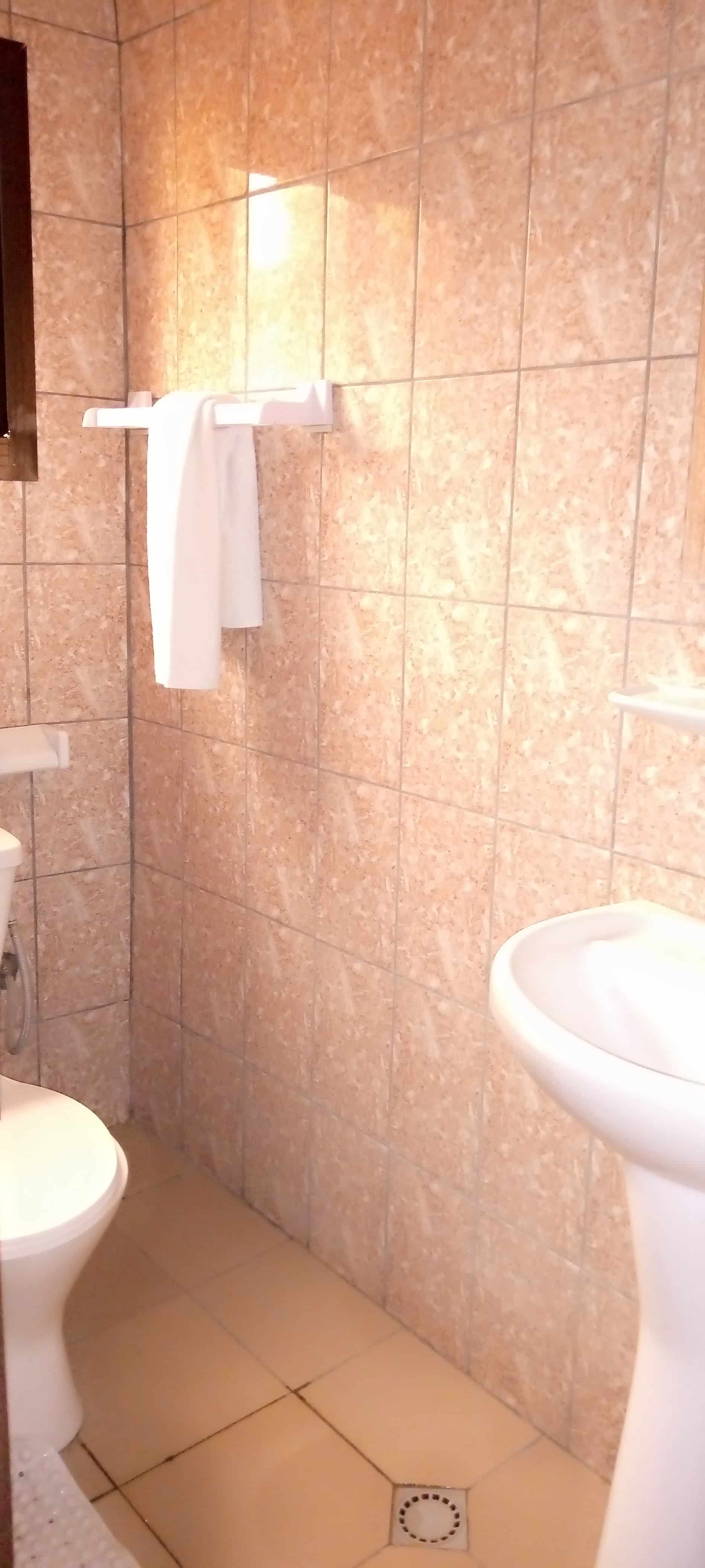 Apartment to rent - Yaoundé, Bastos, Pas loin de meka - 1 living room(s), 2 bedroom(s), 3 bathroom(s) - 1 200 000 FCFA / month