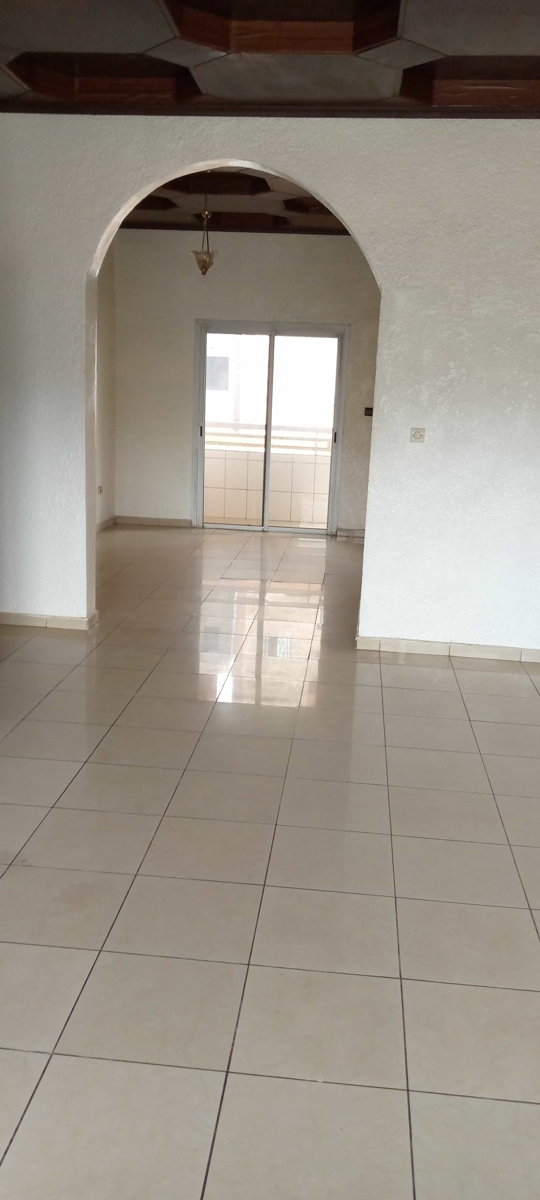Apartment to rent - Yaoundé, Mfandena, Mfandena - 1 living room(s), 3 bedroom(s), 2 bathroom(s) - 250 000 FCFA / month