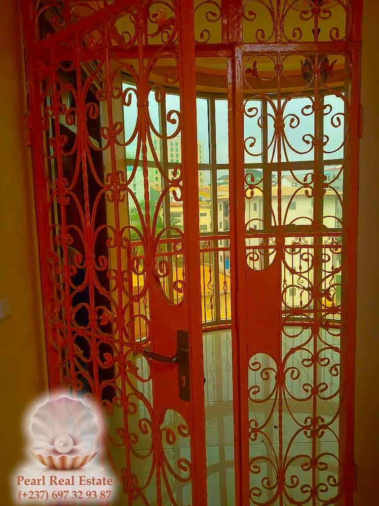 Apartment to rent - Yaoundé, Bastos, Dovv Bastos - 1 living room(s), 3 bedroom(s), 2 bathroom(s) - 1 500 000 FCFA / month