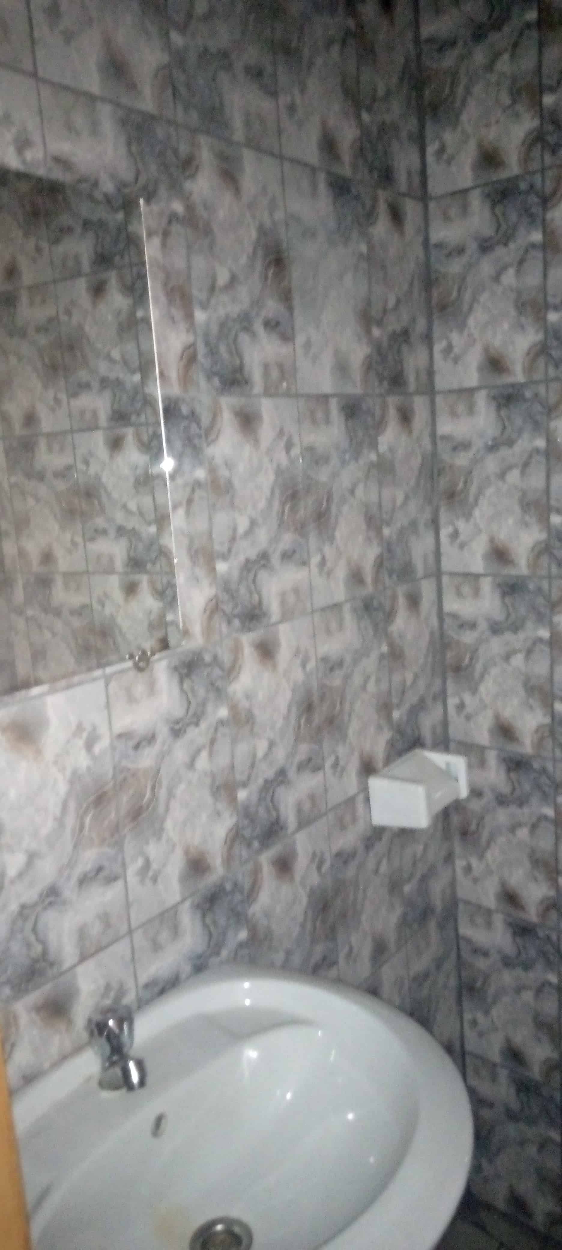Boutique à louer à Yaoundé, Bastos, Pas loin de casino - 69 m2 - 300 000 FCFA