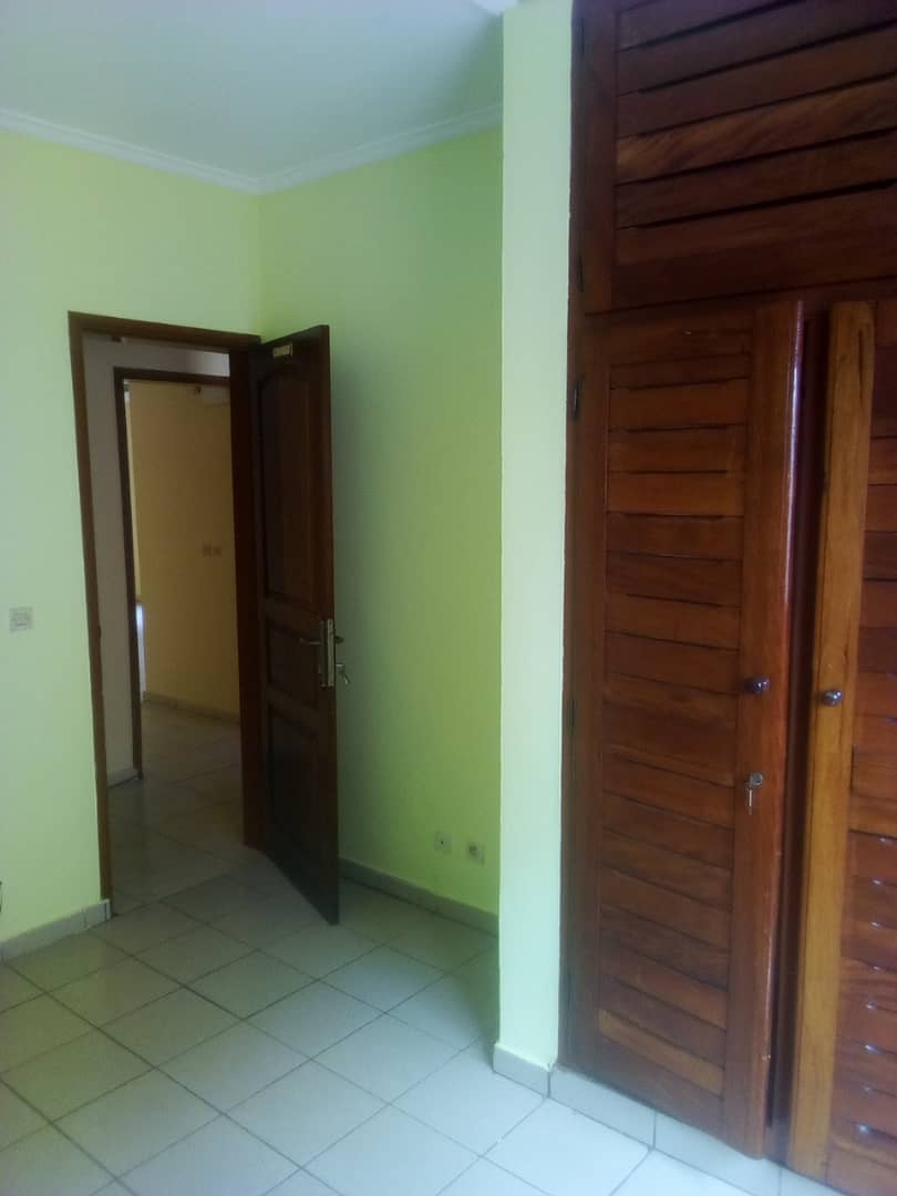 Apartment to rent - Yaoundé, Bastos, Bastos - 1 living room(s), 2 bedroom(s), 2 bathroom(s) - 265 000 FCFA / month