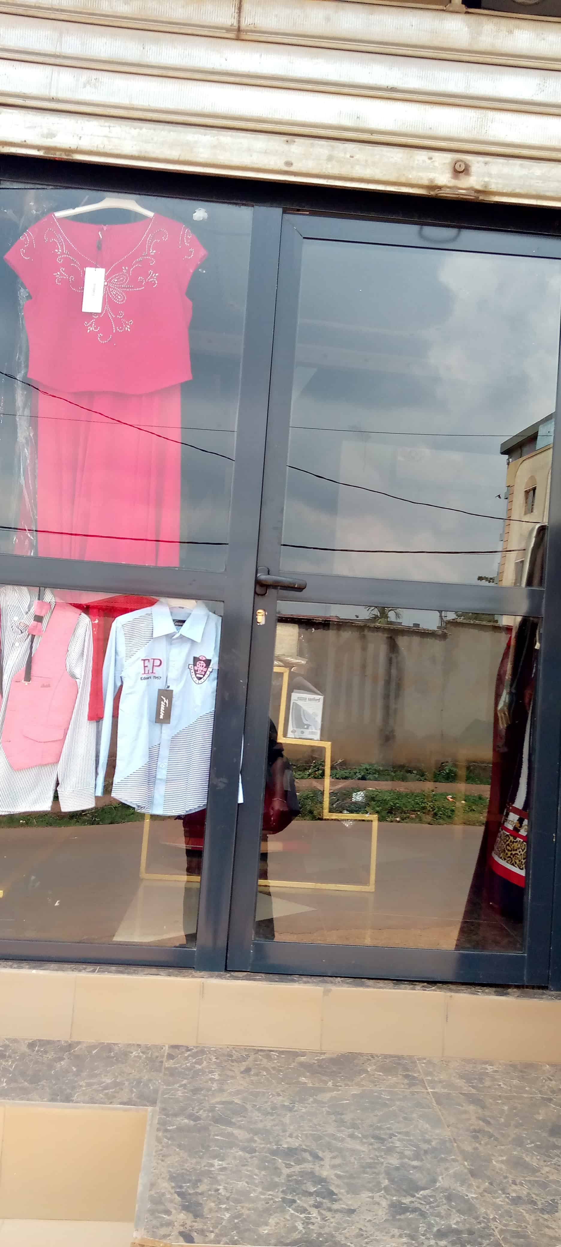 Boutique à louer à Yaoundé, Bastos, Nouvelle route - 60 m2 - 300 000 FCFA