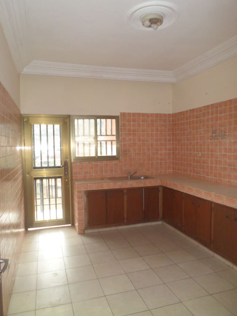 Apartment to rent - Yaoundé, Bastos, Pas loin du rond point - 1 living room(s), 3 bedroom(s), 3 bathroom(s) - 700 000 FCFA / month