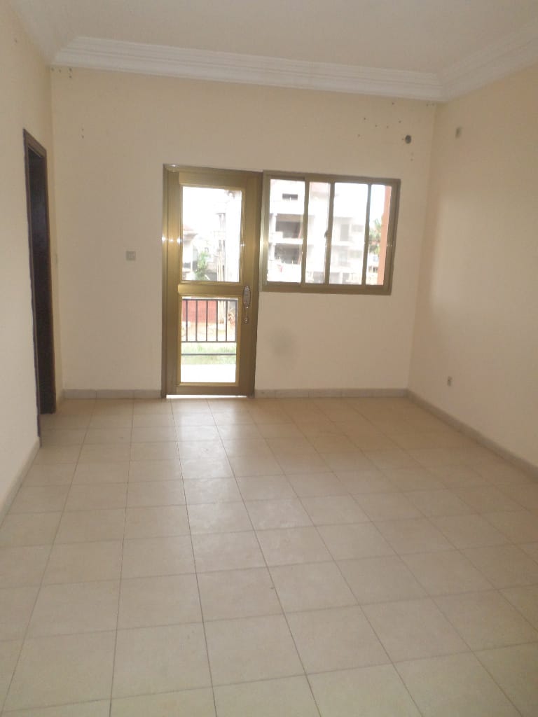 Apartment to rent - Yaoundé, Bastos, Pas loin du rond point - 1 living room(s), 3 bedroom(s), 3 bathroom(s) - 700 000 FCFA / month