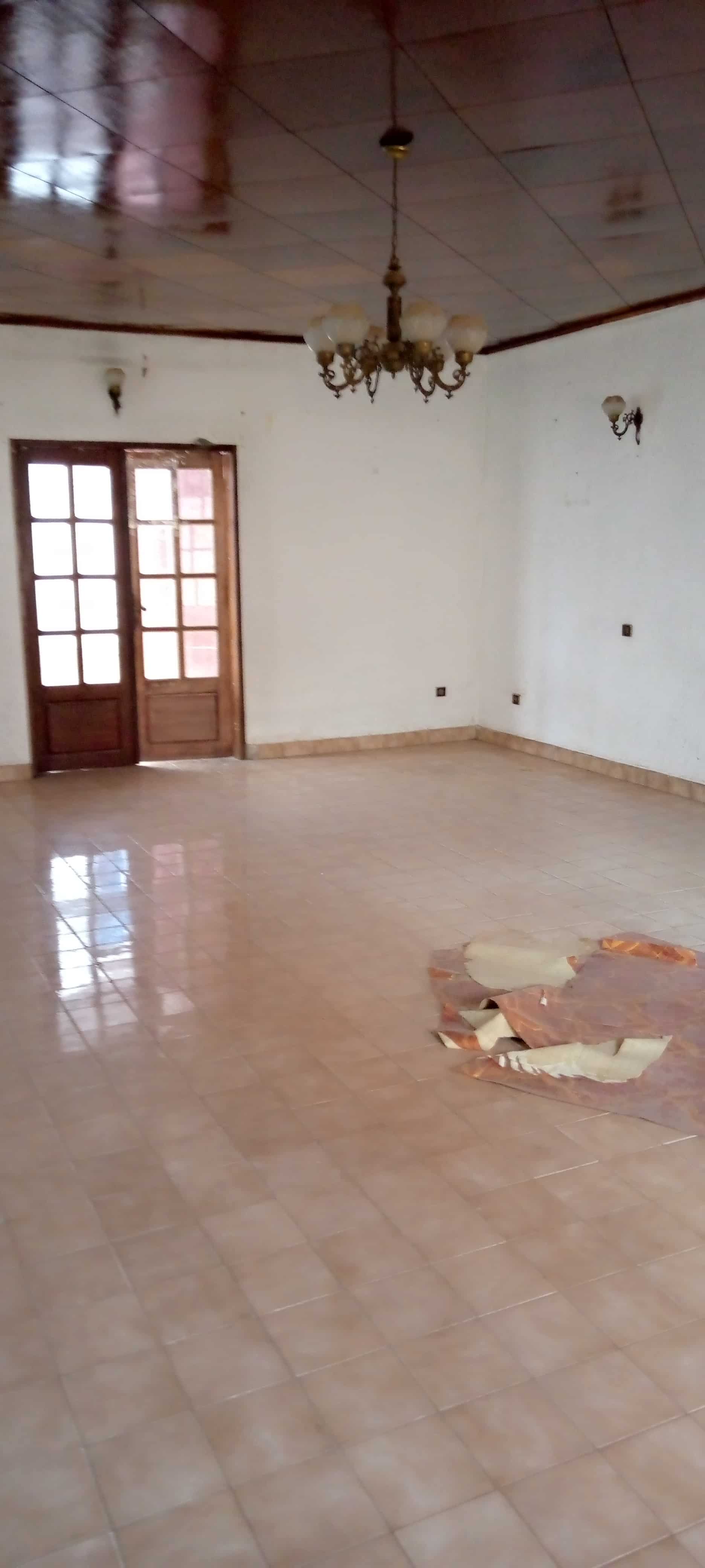 Apartment to rent - Yaoundé, Bastos, Appartement individuel meka - 1 living room(s), 4 bedroom(s), 3 bathroom(s) - 500 000 FCFA / month