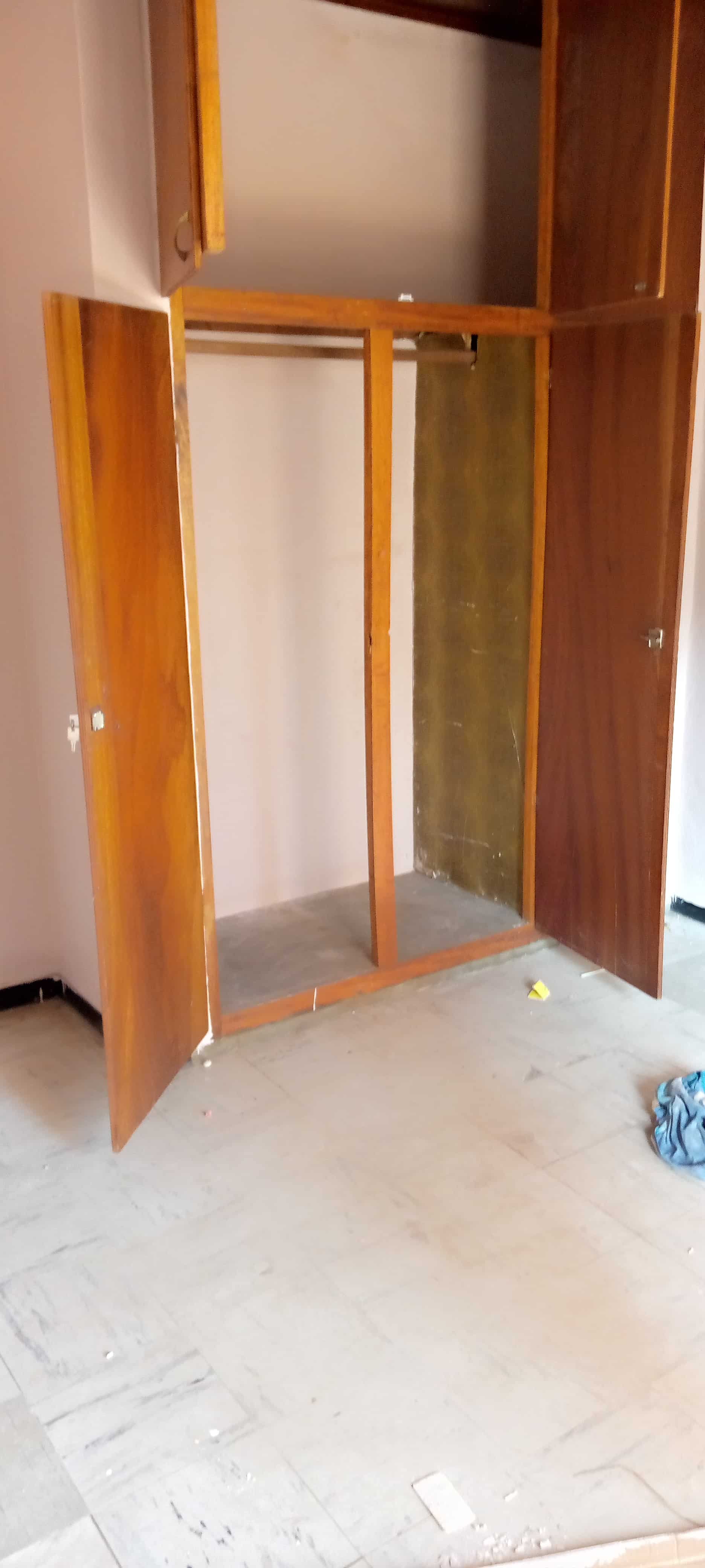 Apartment to rent - Yaoundé, Bastos, Appartement individuel meka - 1 living room(s), 4 bedroom(s), 3 bathroom(s) - 500 000 FCFA / month