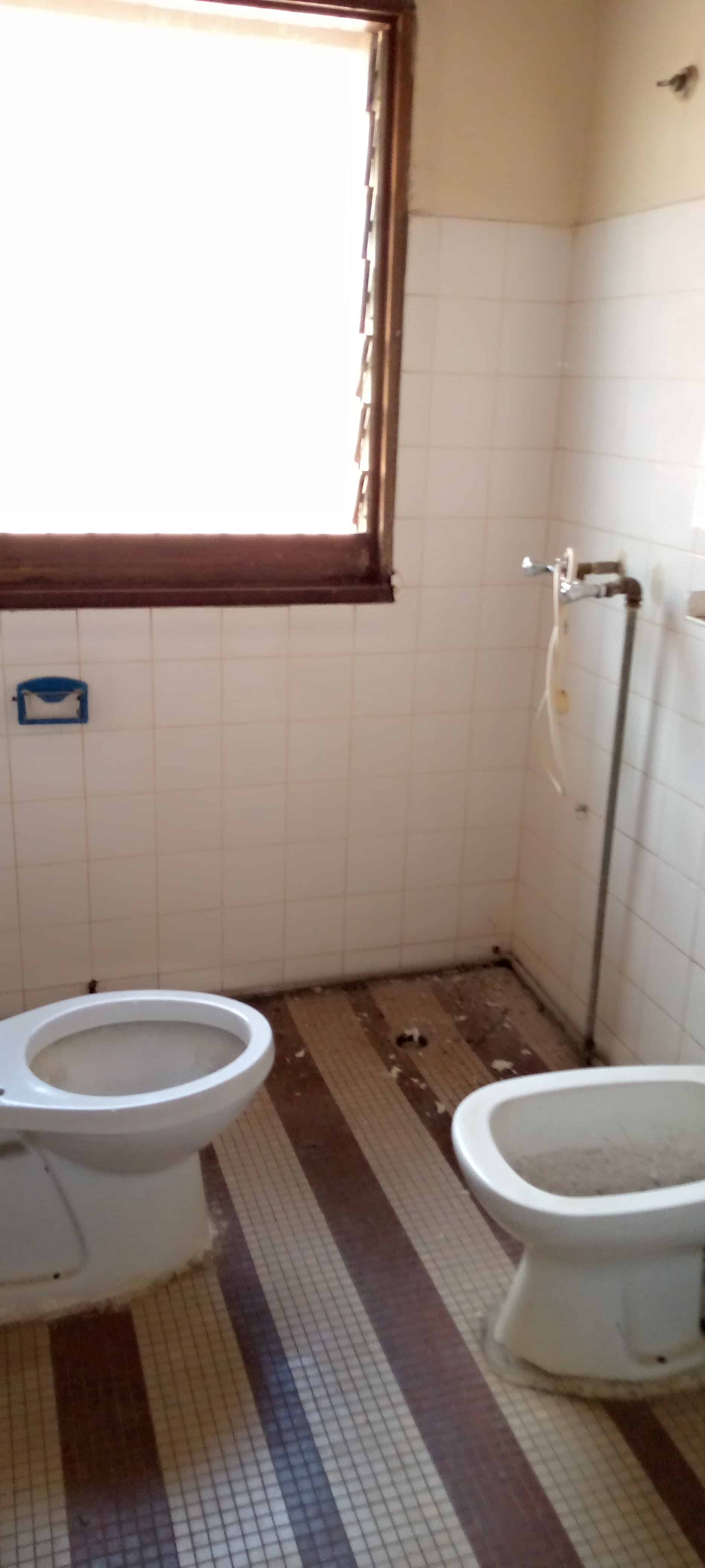 Apartment to rent - Yaoundé, Bastos, Appartement individuel meka - 1 living room(s), 4 bedroom(s), 3 bathroom(s) - 500 000 FCFA / month