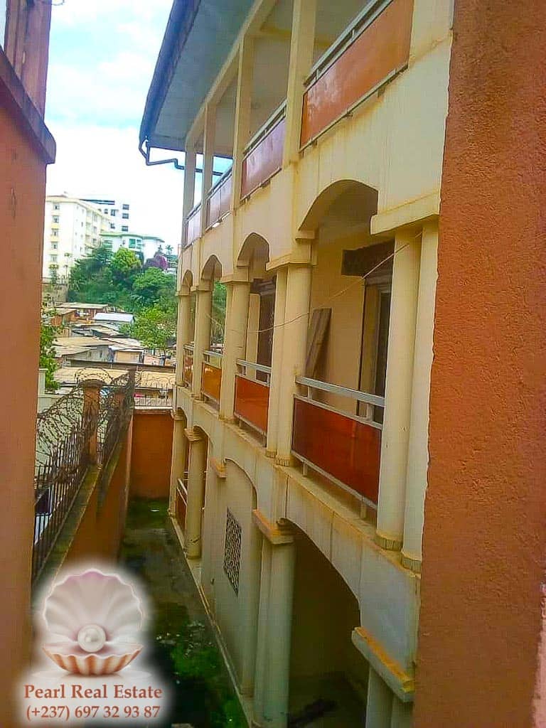 Maison (Villa) à vendre - Yaoundé, Bastos, Dragages - 1 salon(s), 4 chambre(s), 3 salle(s) de bains - 300 000 000 FCFA