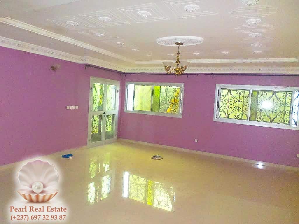Maison (Villa) à louer - Yaoundé, Bastos, Golf - 1 salon(s), 3 chambre(s), 2 salle(s) de bains - 1 300 000 FCFA / mois