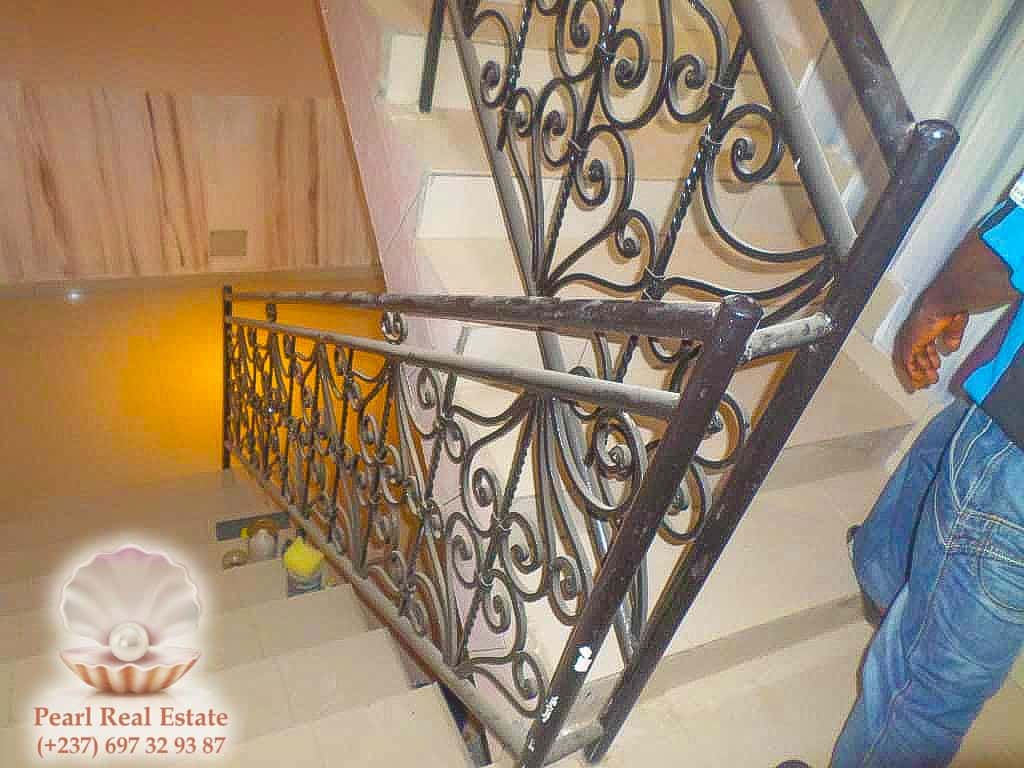 Maison (Villa) à louer - Yaoundé, Bastos, Golf - 1 salon(s), 3 chambre(s), 2 salle(s) de bains - 1 300 000 FCFA / mois