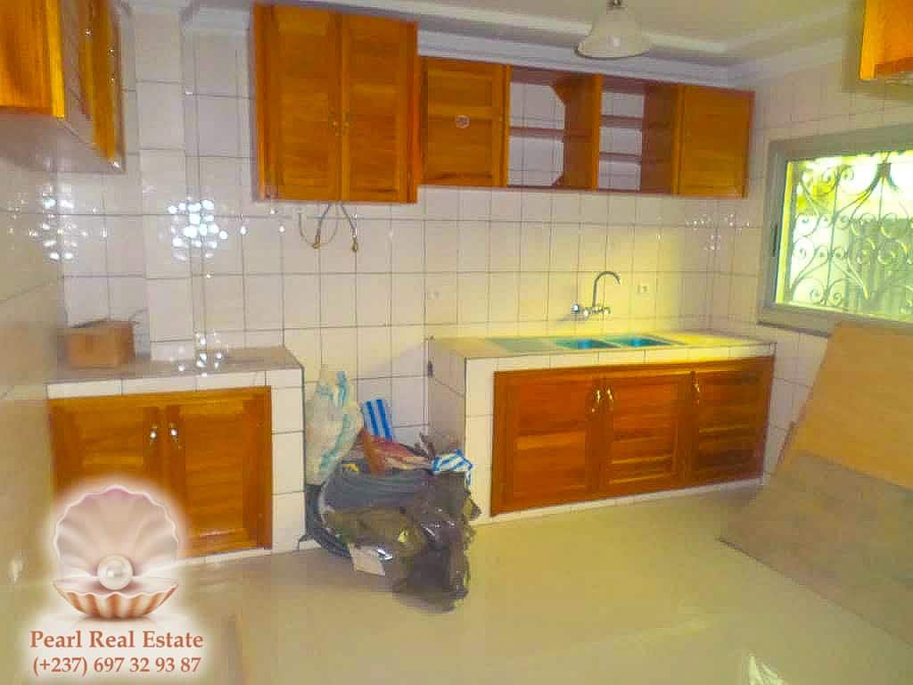 Maison (Villa) à louer - Yaoundé, Bastos, Golf - 1 salon(s), 3 chambre(s), 2 salle(s) de bains - 1 300 000 FCFA / mois