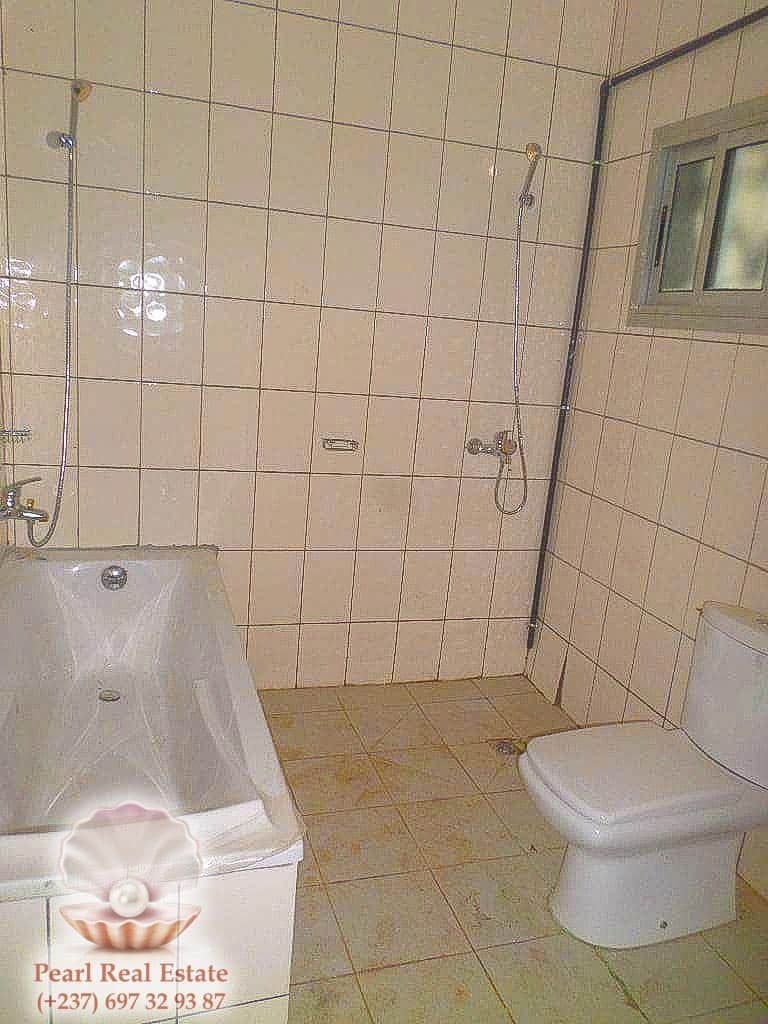 Maison (Villa) à louer - Yaoundé, Bastos, Golf - 1 salon(s), 3 chambre(s), 2 salle(s) de bains - 1 300 000 FCFA / mois