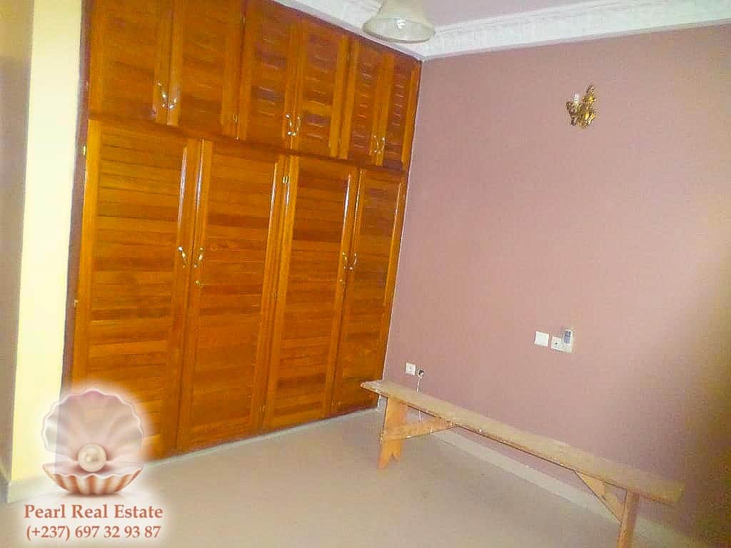 Maison (Villa) à louer - Yaoundé, Bastos, Golf - 1 salon(s), 3 chambre(s), 2 salle(s) de bains - 1 300 000 FCFA / mois