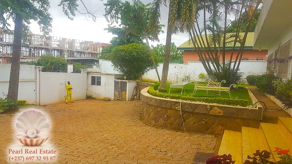 Maison (Villa) à louer - Yaoundé, Bastos, Ambassade de Chine - 1 salon(s), 4 chambre(s), 3 salle(s) de bains - 1 600 000 FCFA / mois