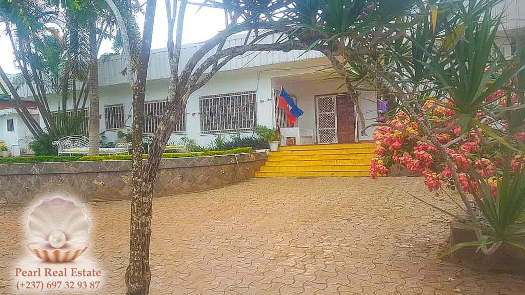 Maison (Villa) à louer - Yaoundé, Bastos, Ambassade de Chine - 1 salon(s), 4 chambre(s), 3 salle(s) de bains - 1 600 000 FCFA / mois