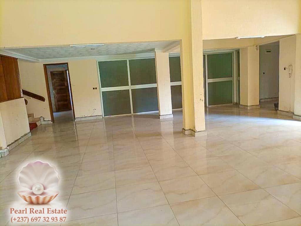 Maison (Villa) à louer - Yaoundé, Abome, Derrière Consulat de Belgique - 2 salon(s), 4 chambre(s), 4 salle(s) de bains - 2 000 000 FCFA / mois