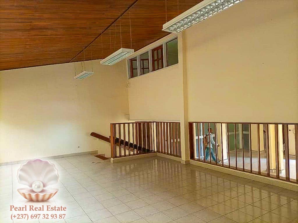 Maison (Villa) à louer - Yaoundé, Abome, Derrière Consulat de Belgique - 2 salon(s), 4 chambre(s), 4 salle(s) de bains - 2 000 000 FCFA / mois