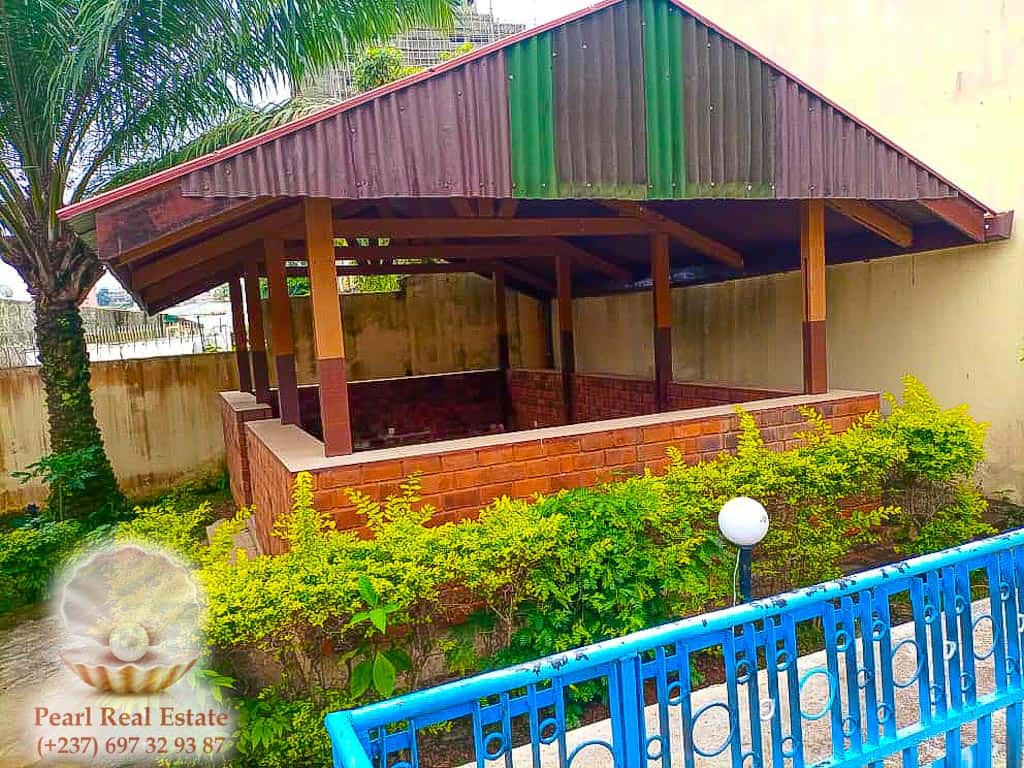 Maison (Villa) à louer - Yaoundé, Abome, Derrière Consulat de Belgique - 2 salon(s), 4 chambre(s), 4 salle(s) de bains - 2 000 000 FCFA / mois