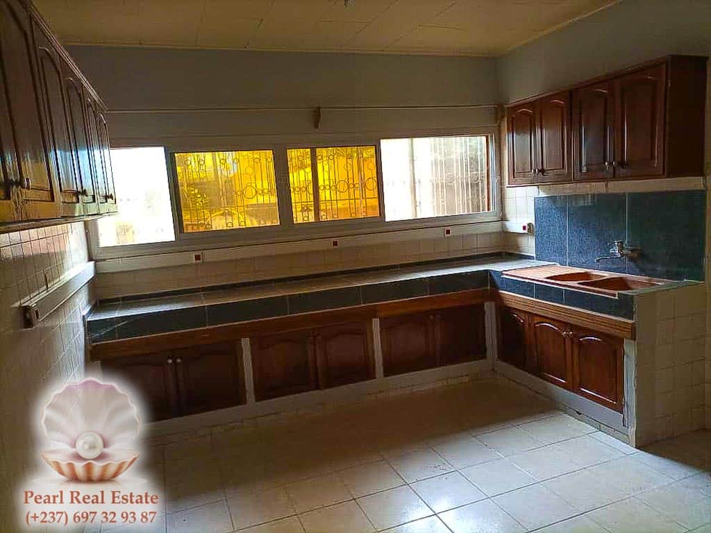 Maison (Villa) à louer - Yaoundé, Abome, Derrière Consulat de Belgique - 2 salon(s), 4 chambre(s), 4 salle(s) de bains - 2 000 000 FCFA / mois